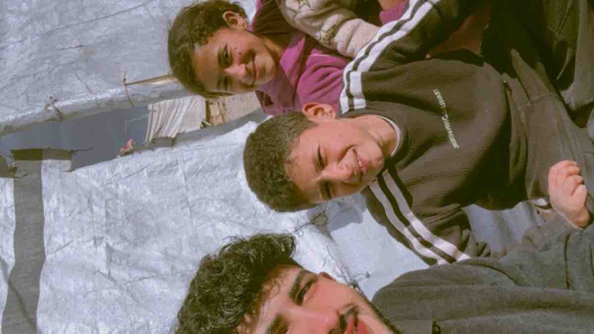 نريد المساعد نحنو عايله. منكوبه وبلا مواء  الحرب جرف كل شي