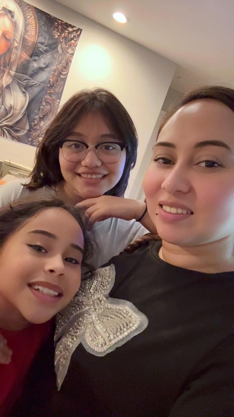 Andrea and her daughters back home campaign photo, 7 of 8