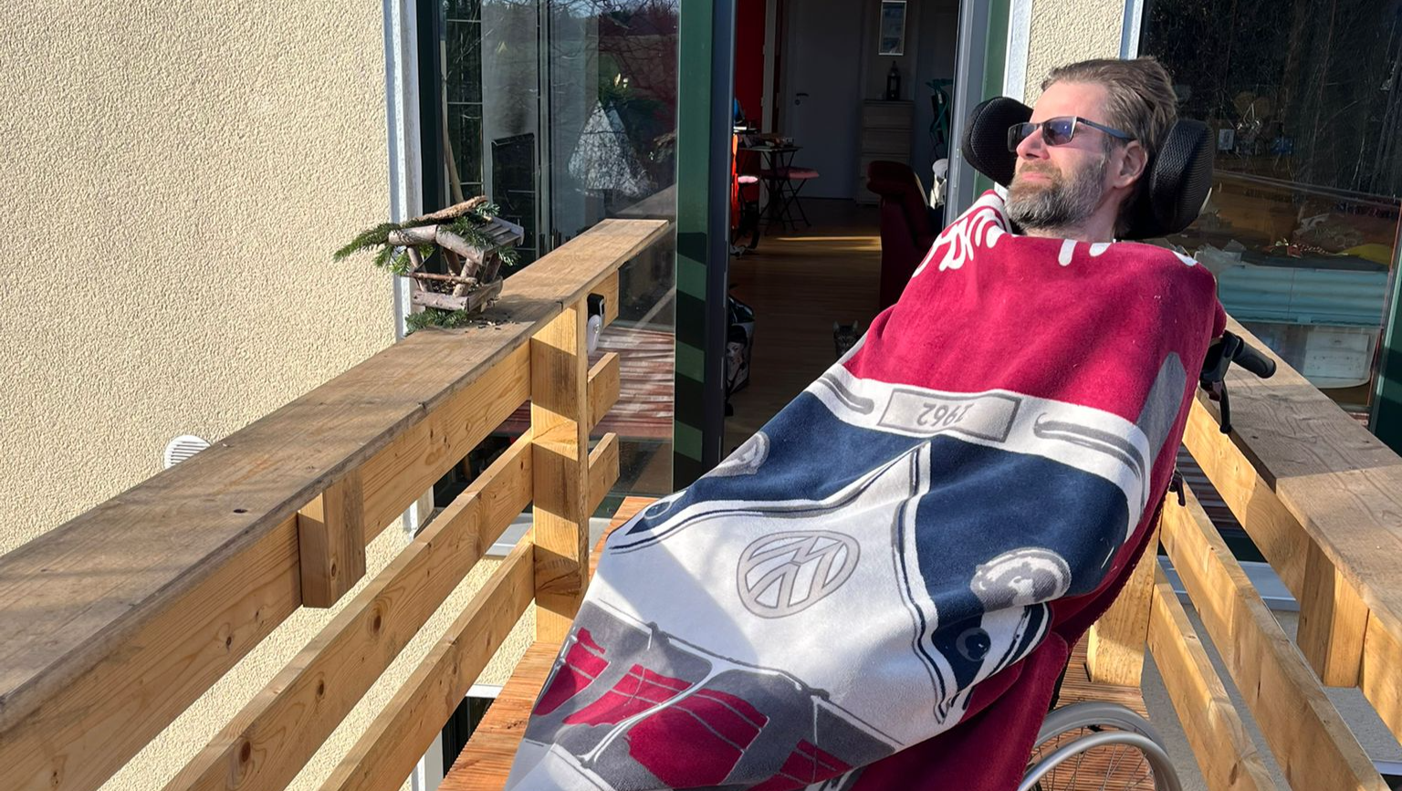 Ich möchte wieder raus – Hilfe für ein Rollstuhl-Auto photo