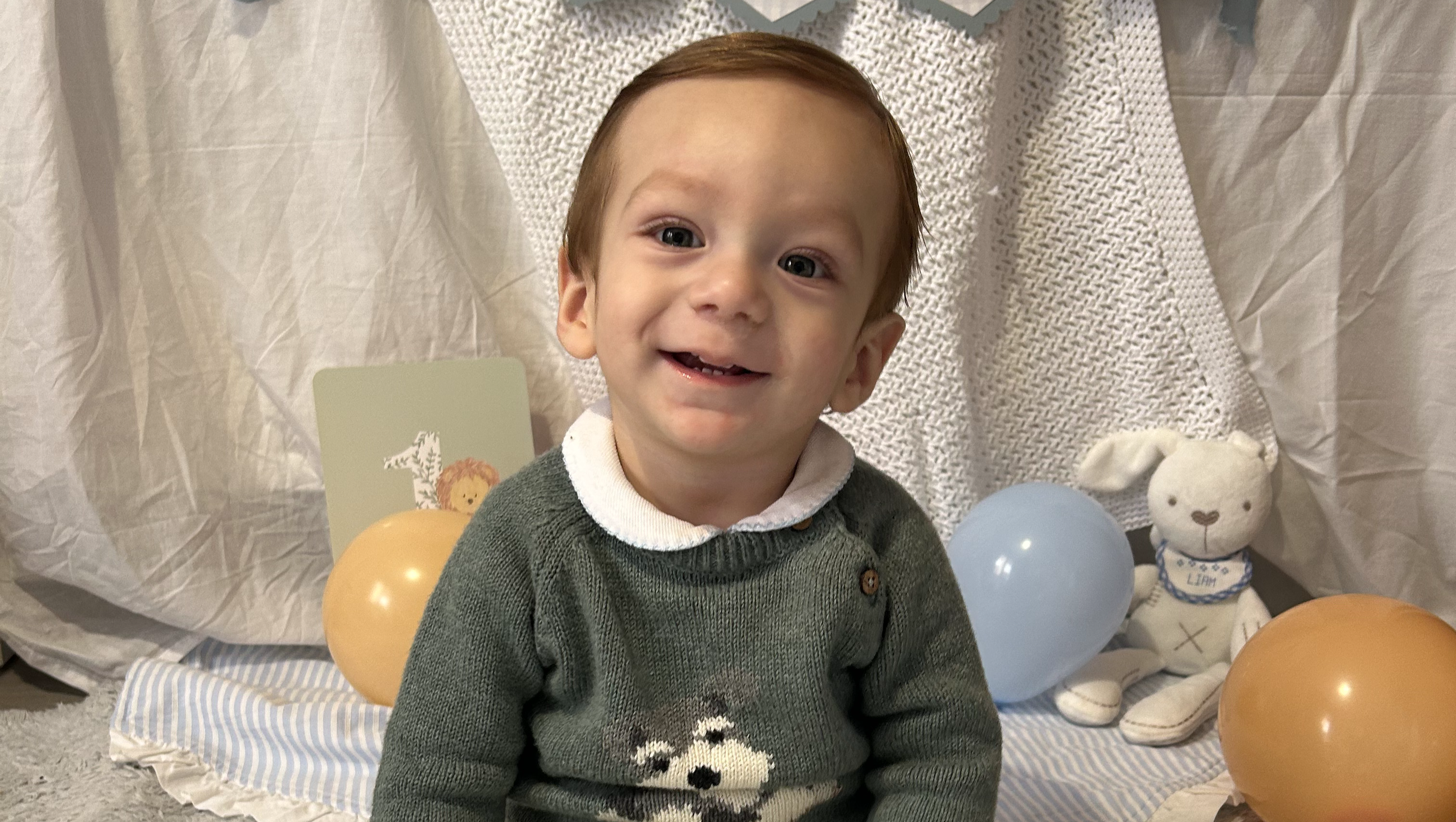 Liam (14 meses) luchó por respirar lejos de casa. Ayúdanos