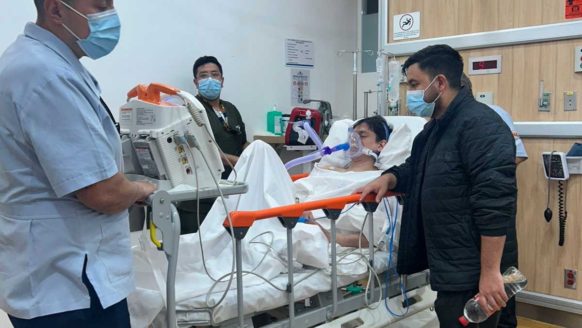 Ayuda a Mariano, tras emergencia respiratoria. 