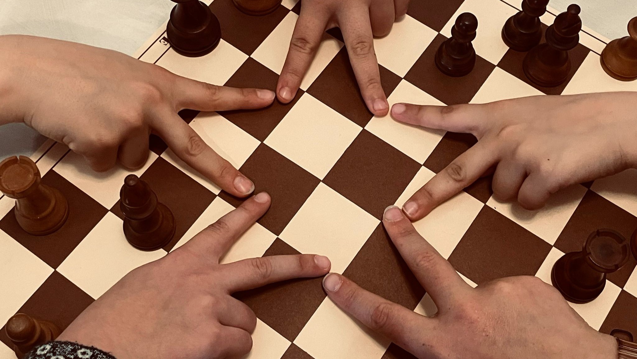Le nostre 5 giovani scacchiste hanno bisogno di te! photo