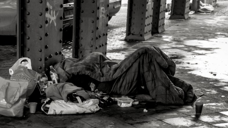 Menschen auf der Straße helfen photo