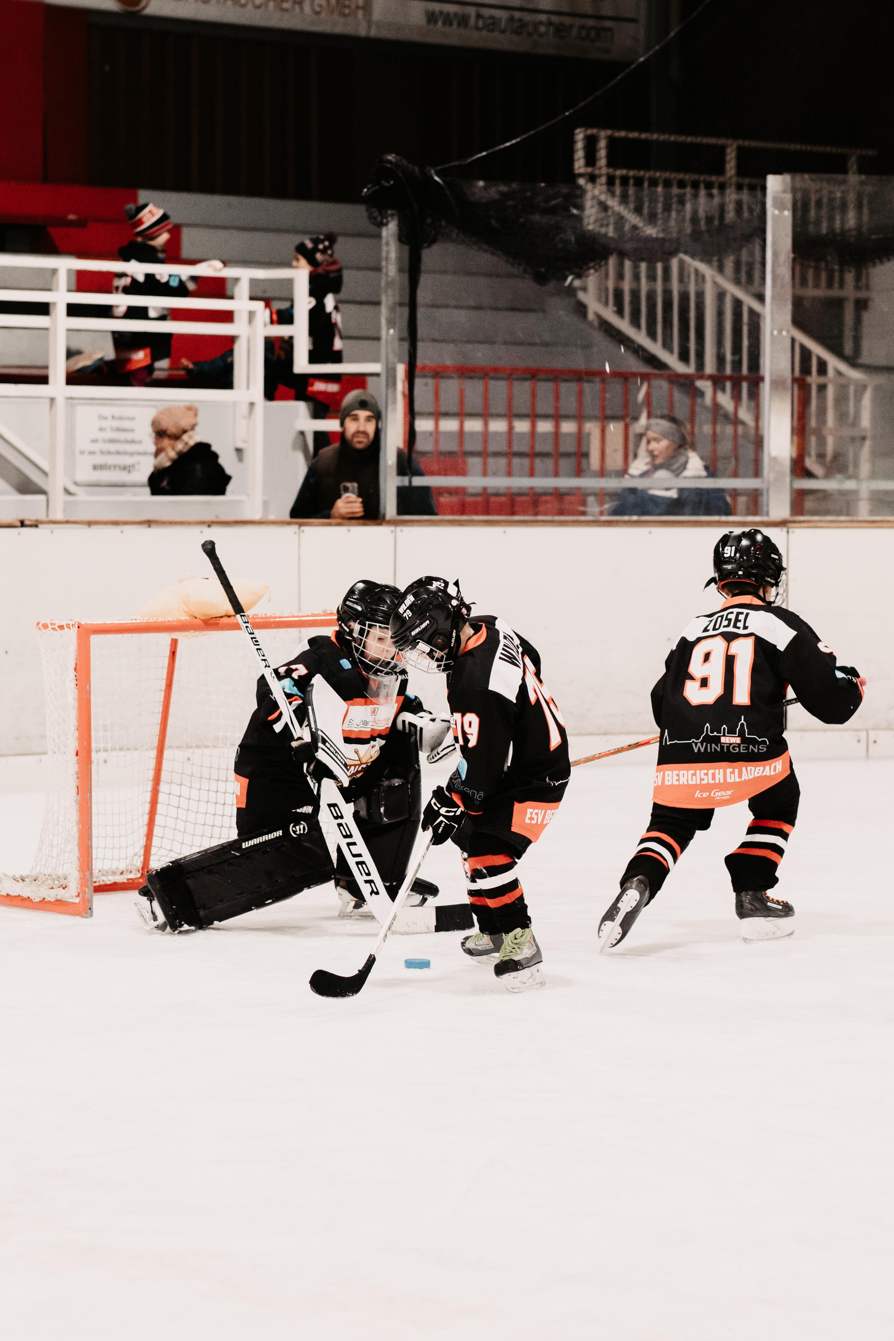 Um die Eissporthalle in Bergisch Gladbach zu erhalten campaign photo, 7 of 8