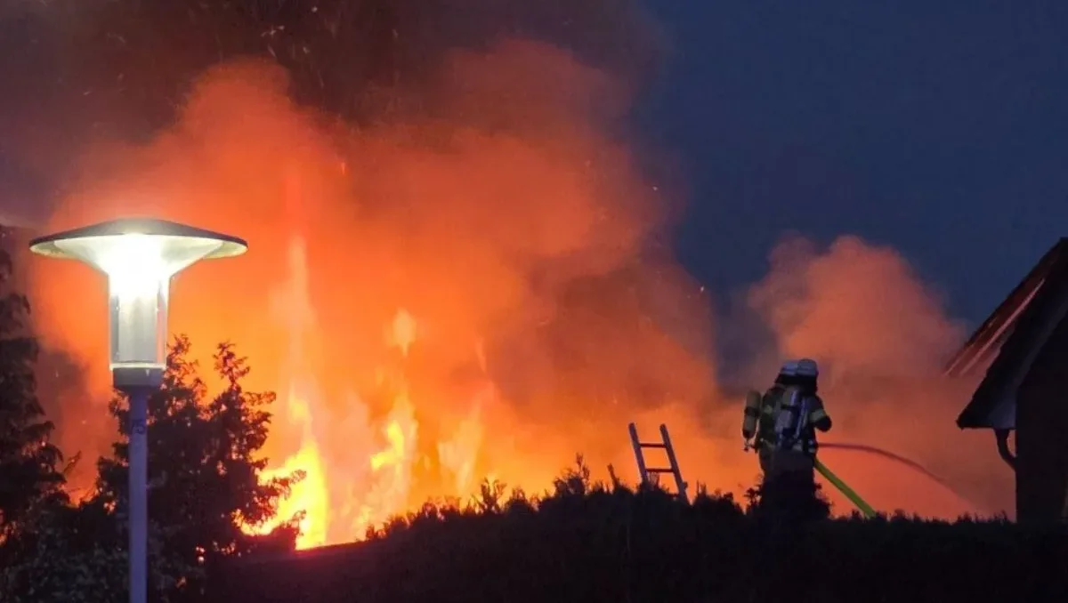 Nachbarn haben durch Brand ihr komplettes Haus verloren. photo