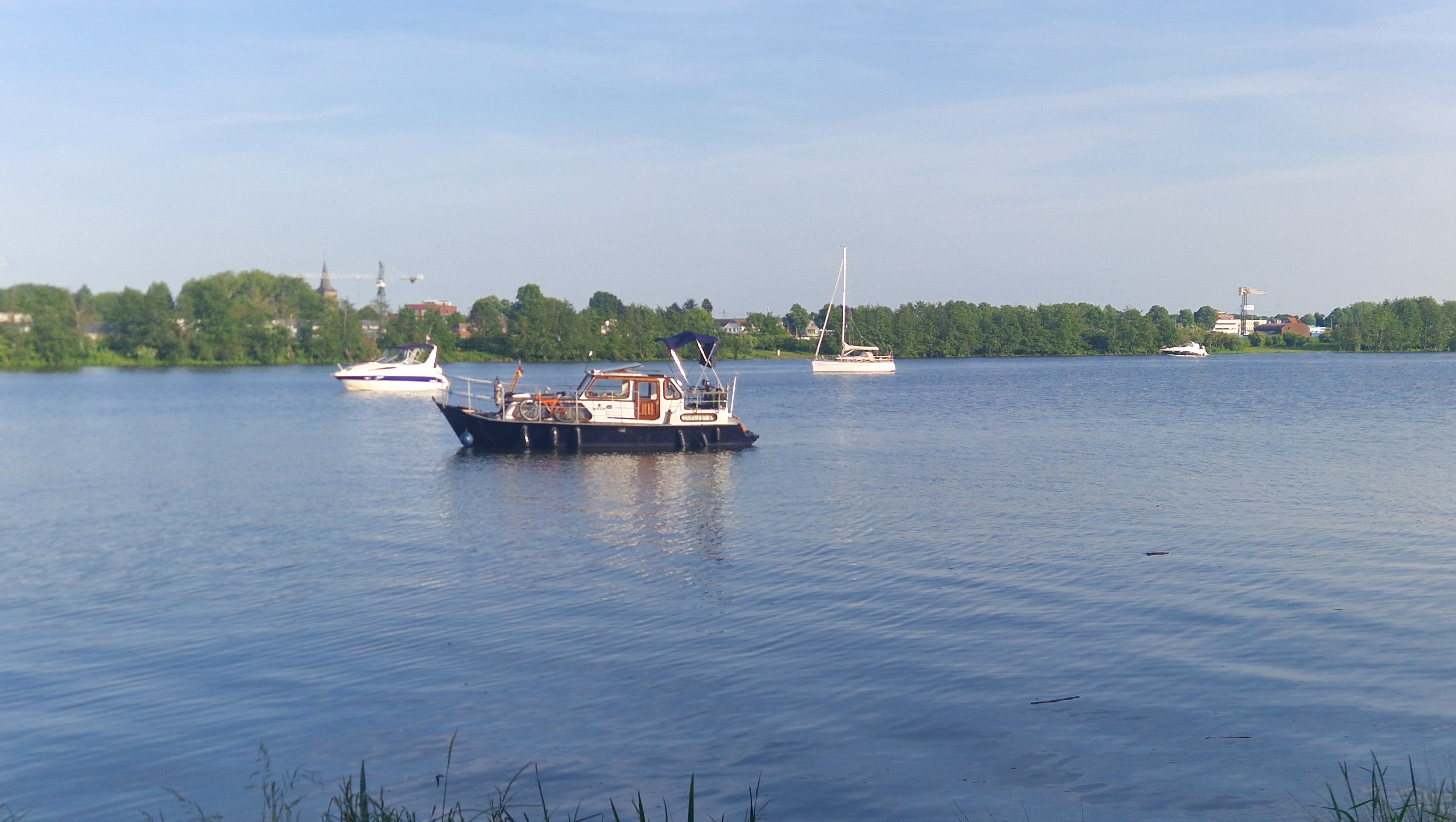 Ik leef op boot geen woning boot kapot door vandalisme  photo