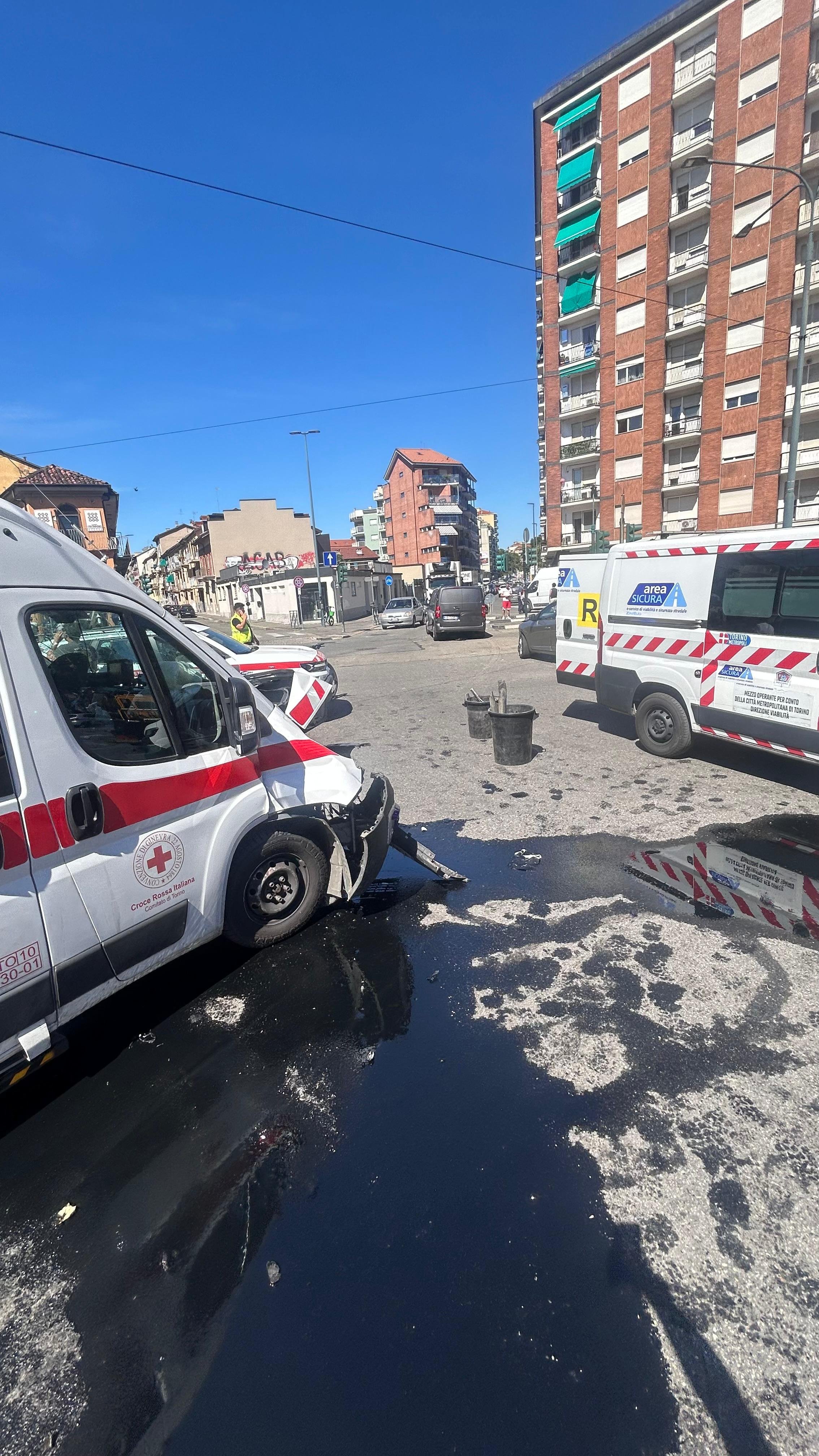 Riportateci un'ambulanza di cui TUTTI abbiamo bisogno. campaign photo, 2 of 7