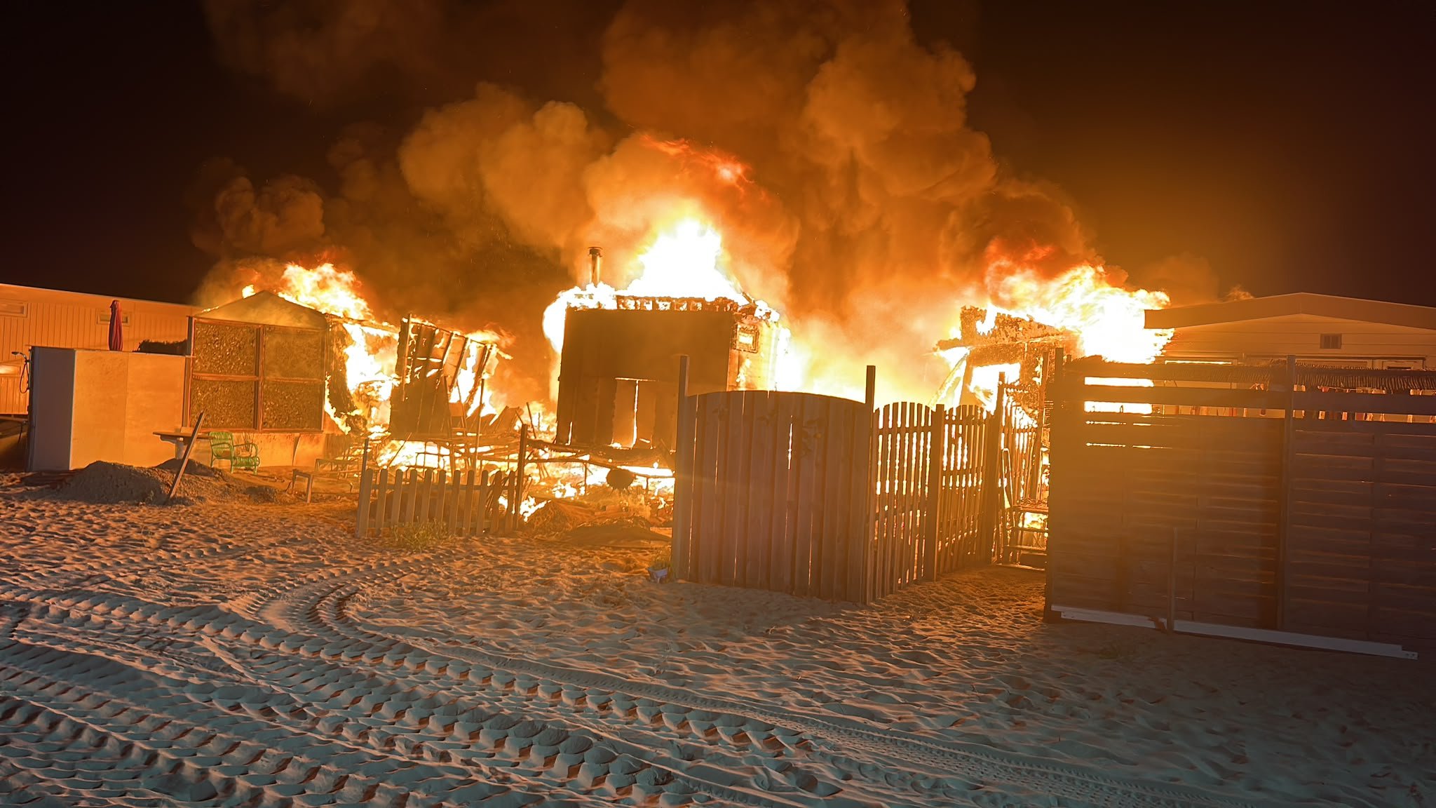 help de gedupeerde strandhuisjes eigenaren Wijk aan zee campaign photo, 6 of 7