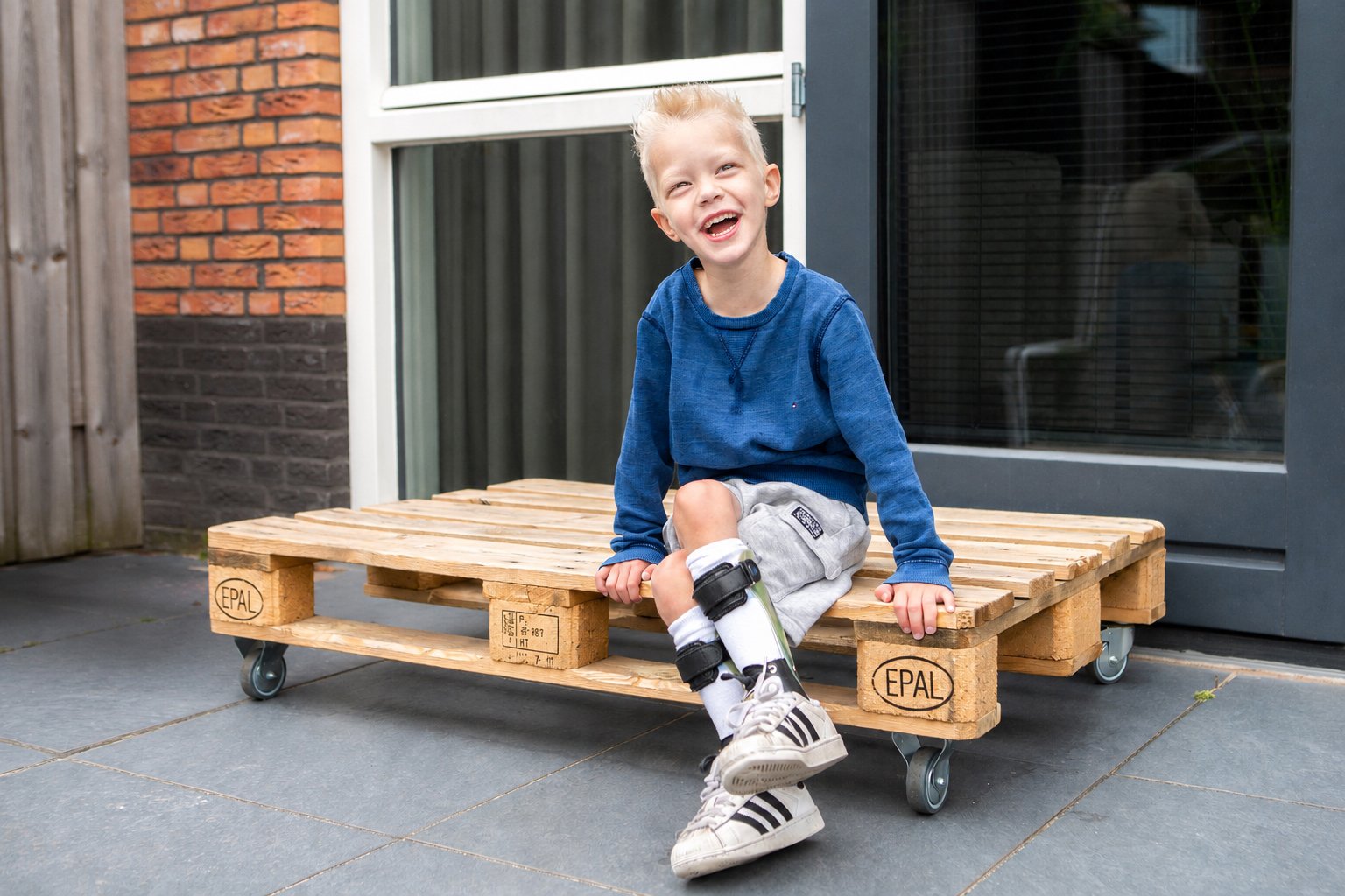 Help Levon (6) aan een rolstoelbus campaign photo, 6 of 7