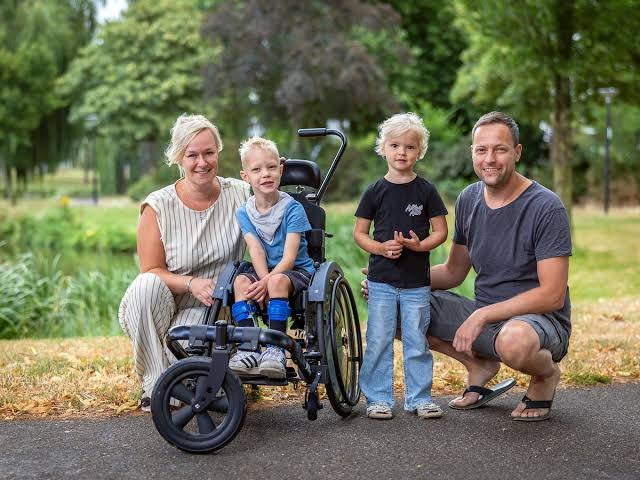Help Levon (6) aan een rolstoelbus campaign photo, 4 of 7