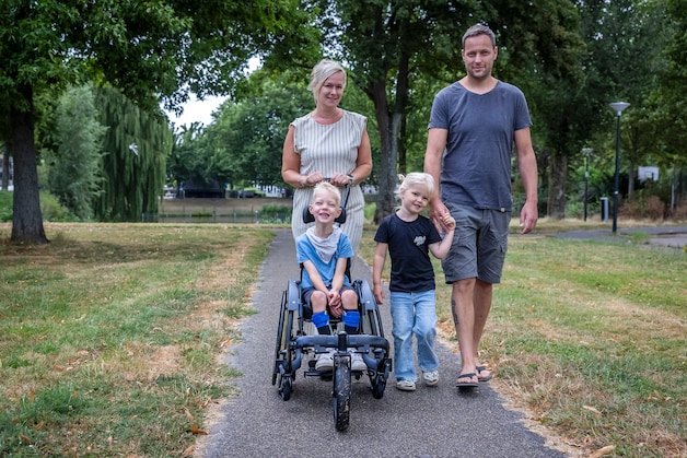Help Levon (6) aan een rolstoelbus campaign photo, 5 of 7