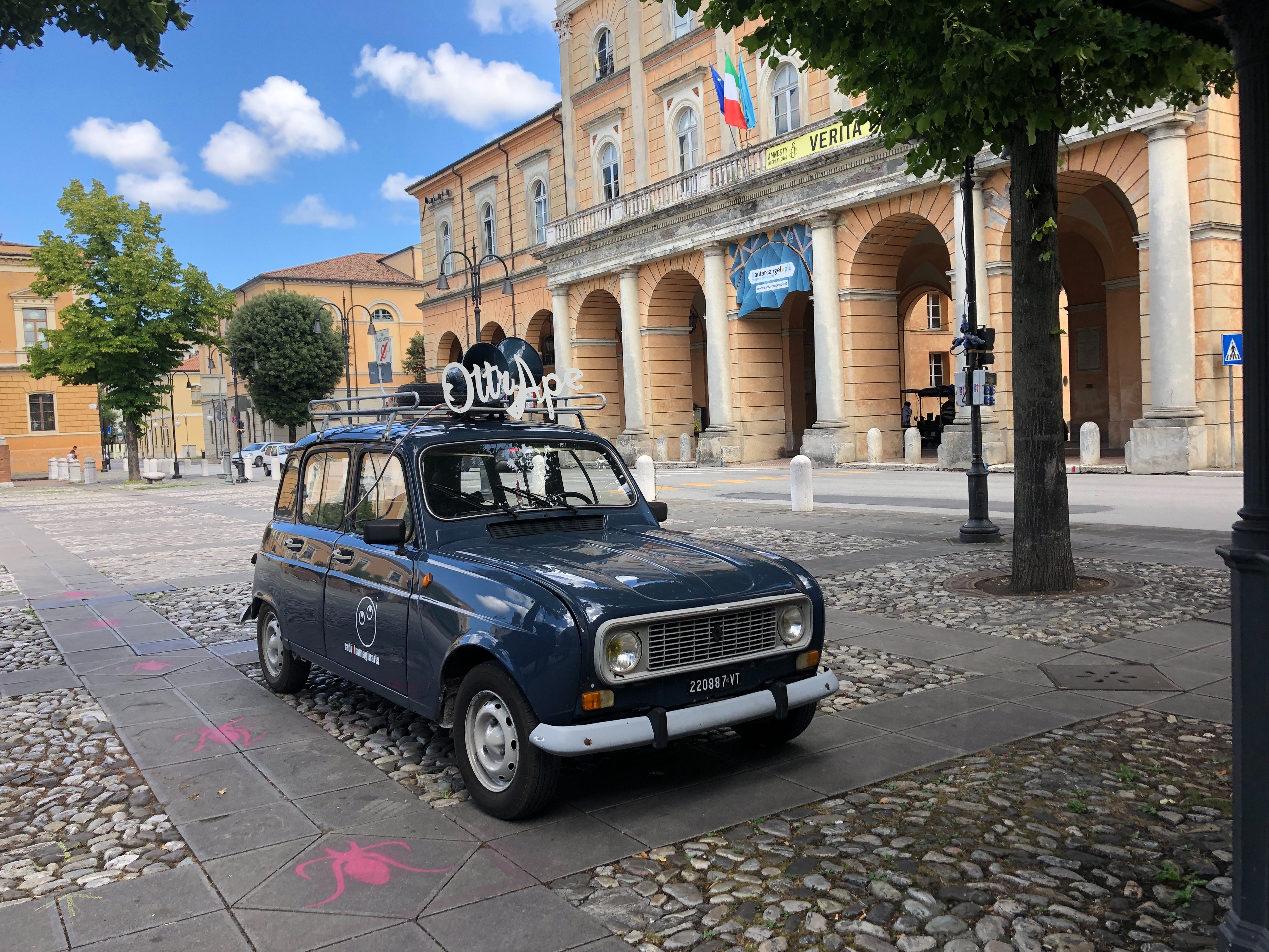 La RENAULT 4 di RADIOIMMAGINARIA deve Cambiare Vestito campaign photo, 2 of 8