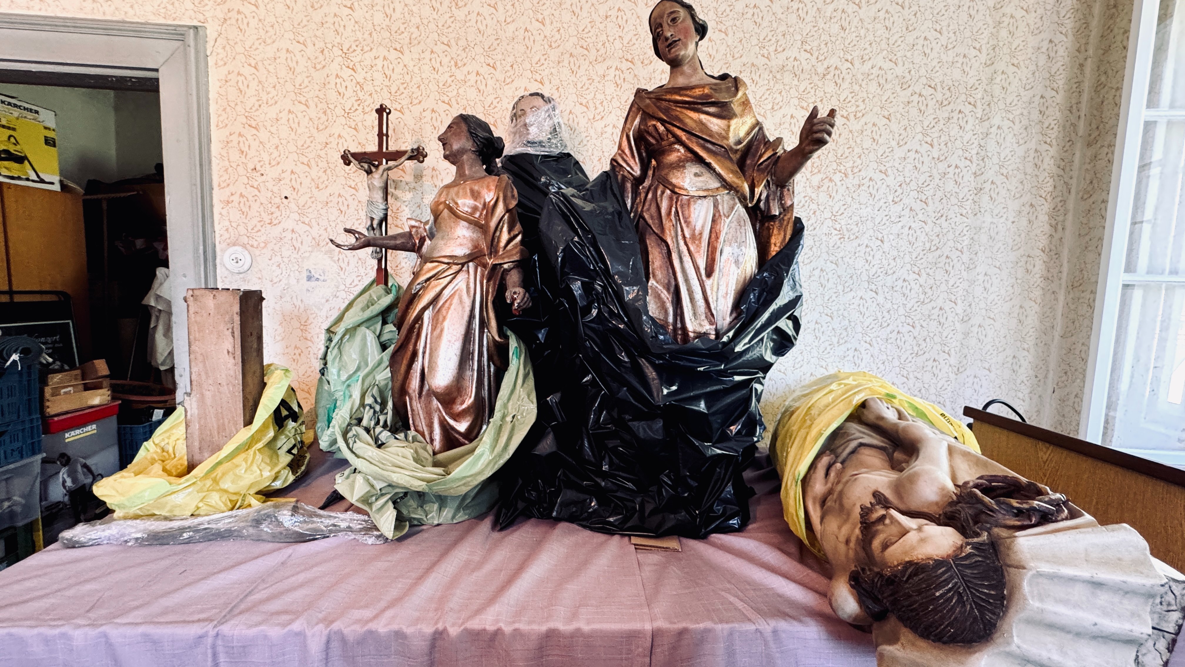 Kampagnen-Foto für Restaurierung vom Holzwurm befallener Objekt und Statuen, 2 von 4