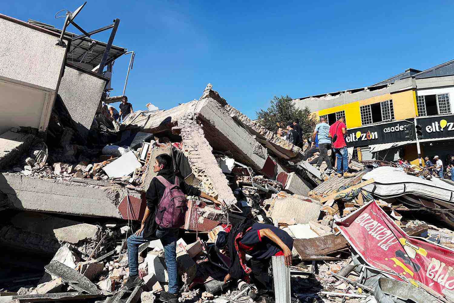 Ayuda de emergencia para Colombia despues del terremoto 7,4 campaign photo, 6 of 7