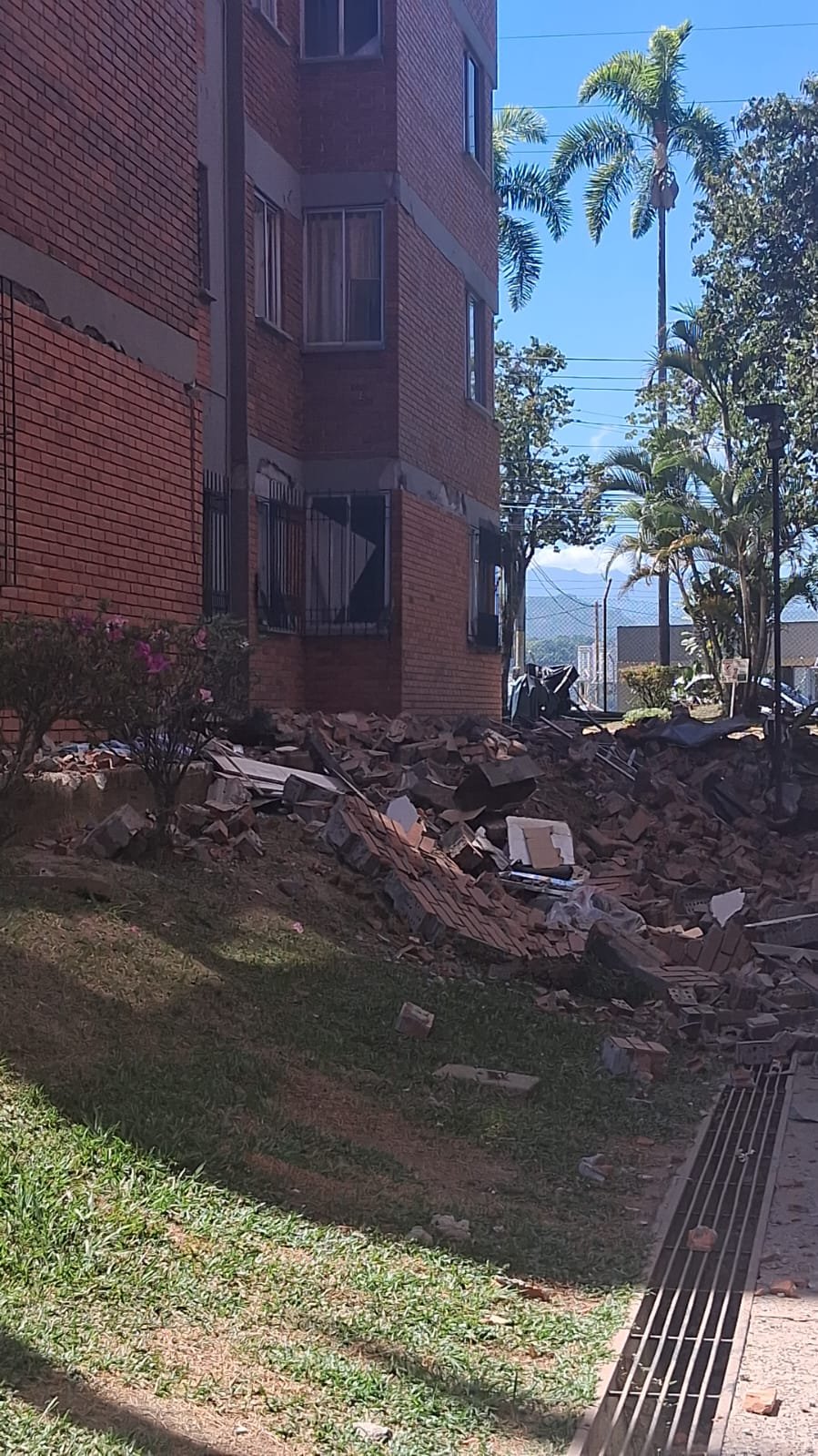 Emergency help for grandpa & uncle after Pereira earthquake campaign photo, 4 of 7