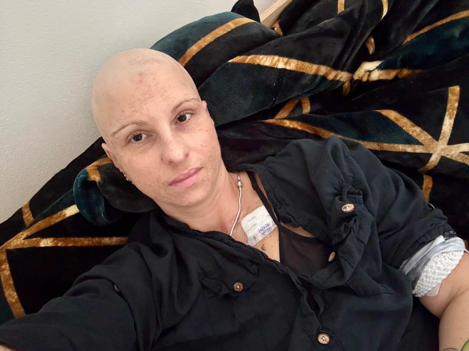 Photo de la campagne A Mother of Three Is Fighting Cancer — Help Her Family, 2 sur 7