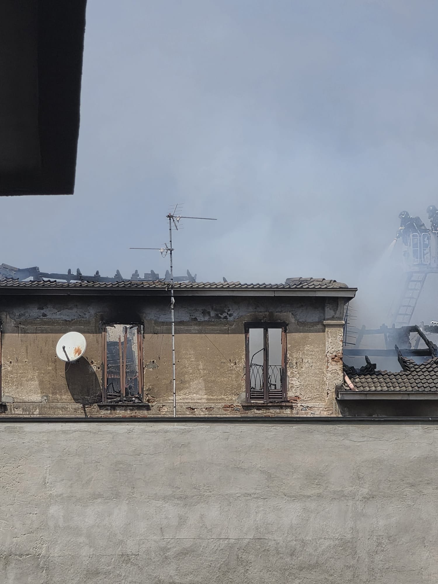 Quando il fuoco porta via tutto, resta la forza di riniziare campaign photo, 4 of 8