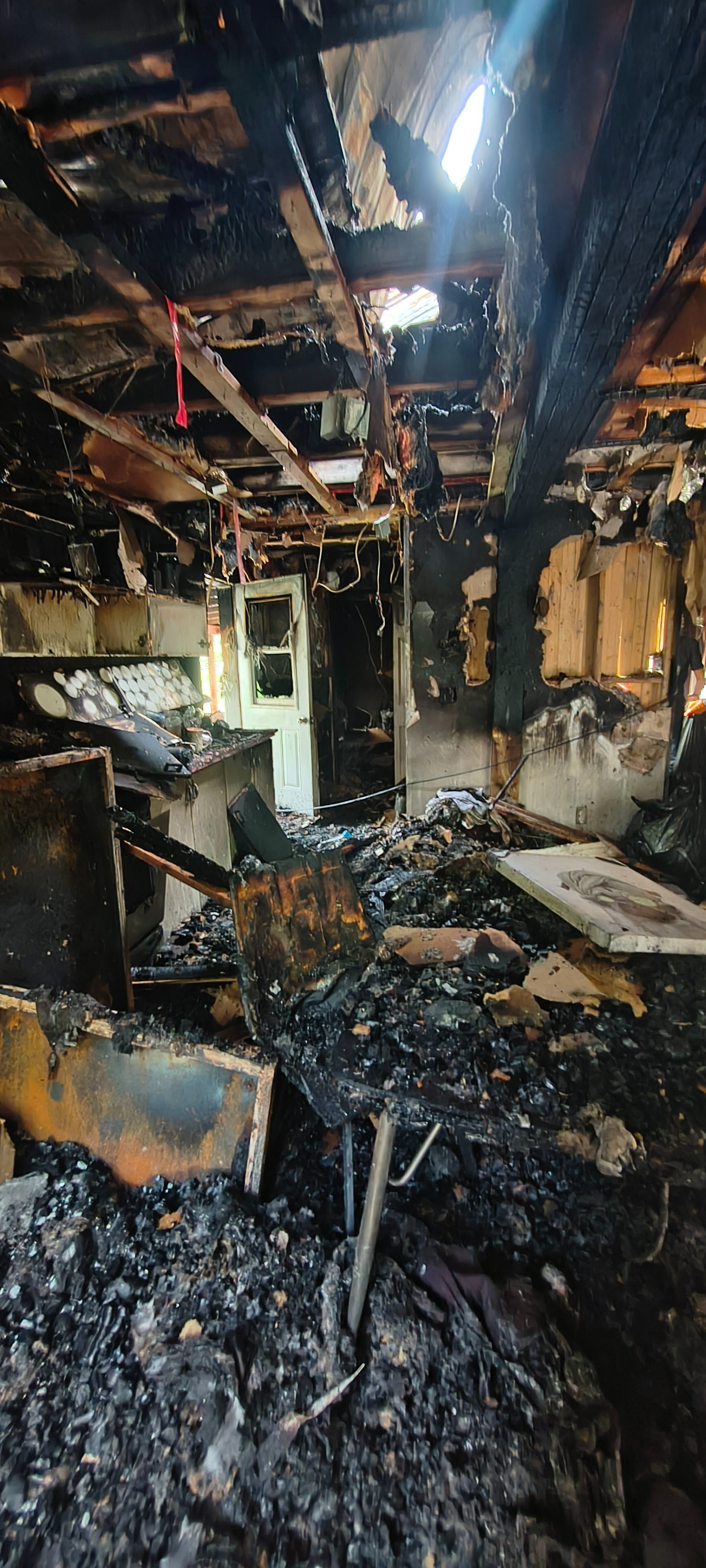 Aidez Jonathan et Jade a surmonter l'incendie de leur maison campaign photo, 5 of 8