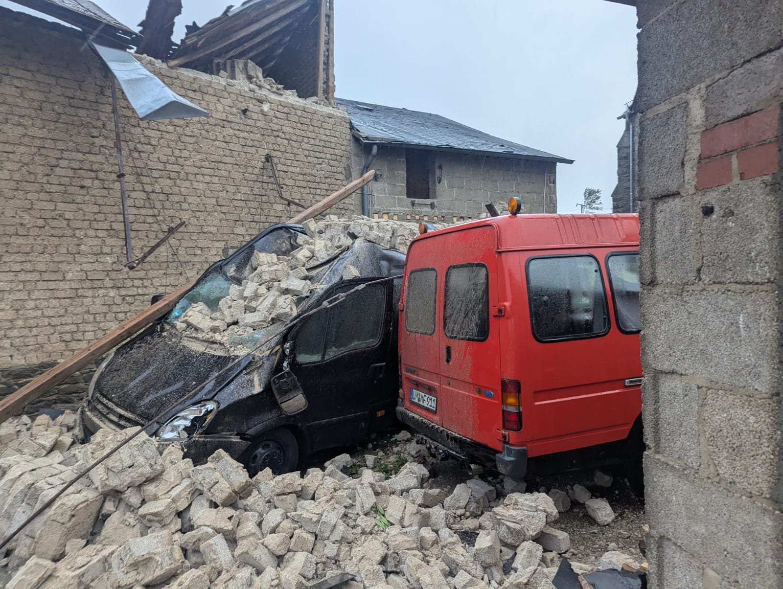 Mudfinger Band hat Transporter und Probenraum verloren campaign photo, 2 of 7