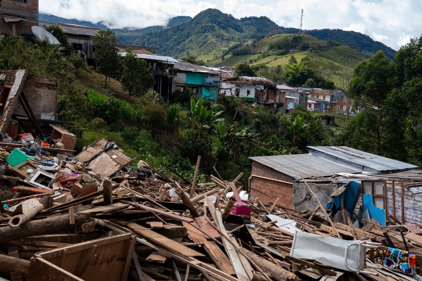 Help 10 Colombian Families Rebuild After the Earthquake campaign photo, 6 of 8