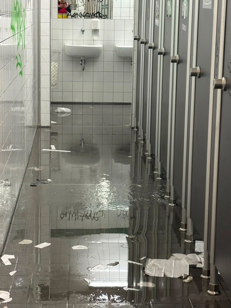 Gemeinsam die Toilettenanlage wieder aufbauen campaign photo, 2 of 5