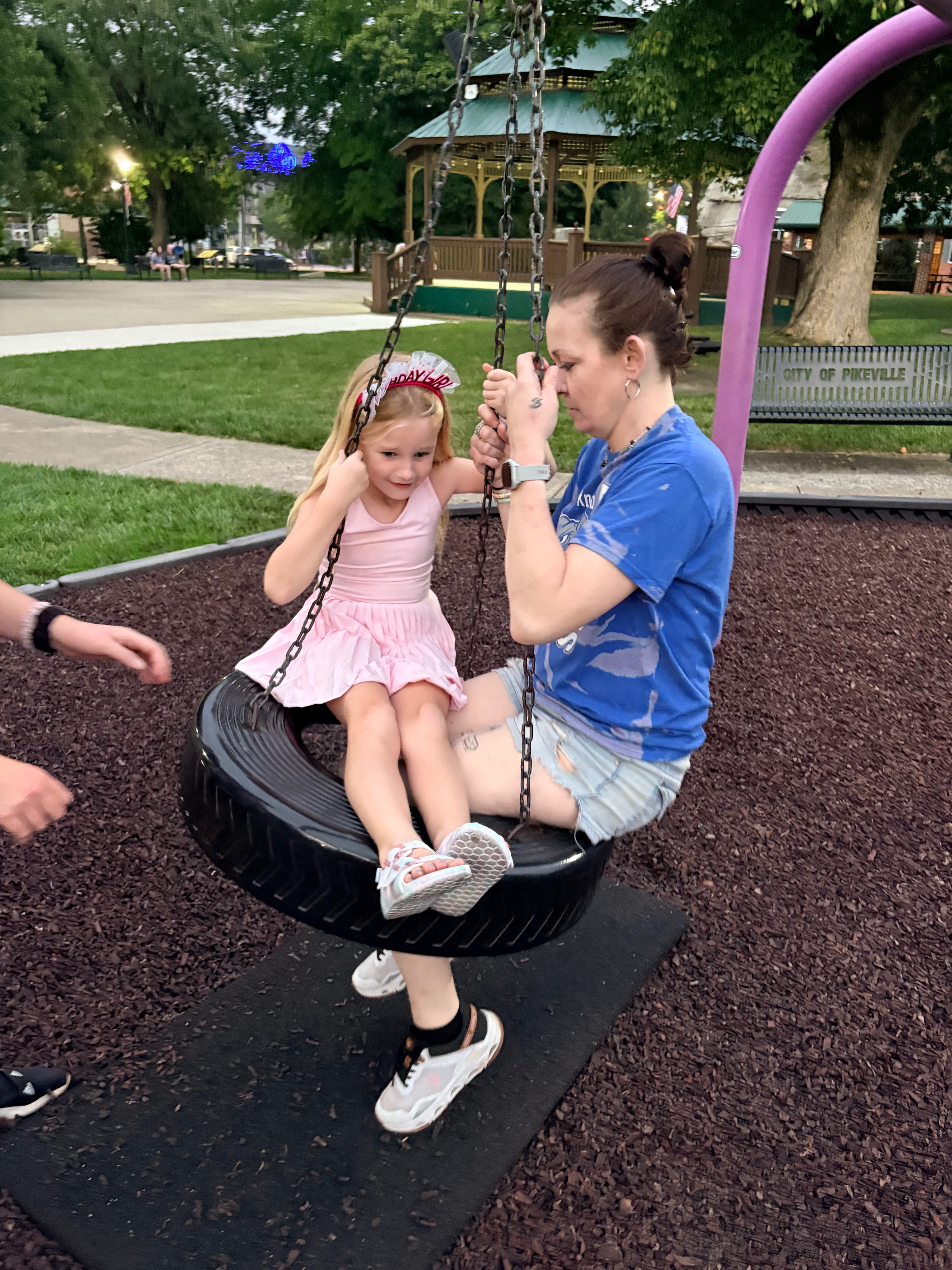 Skylar Ray  Help Skylar Lay Her Mom to Rest gofundme donation