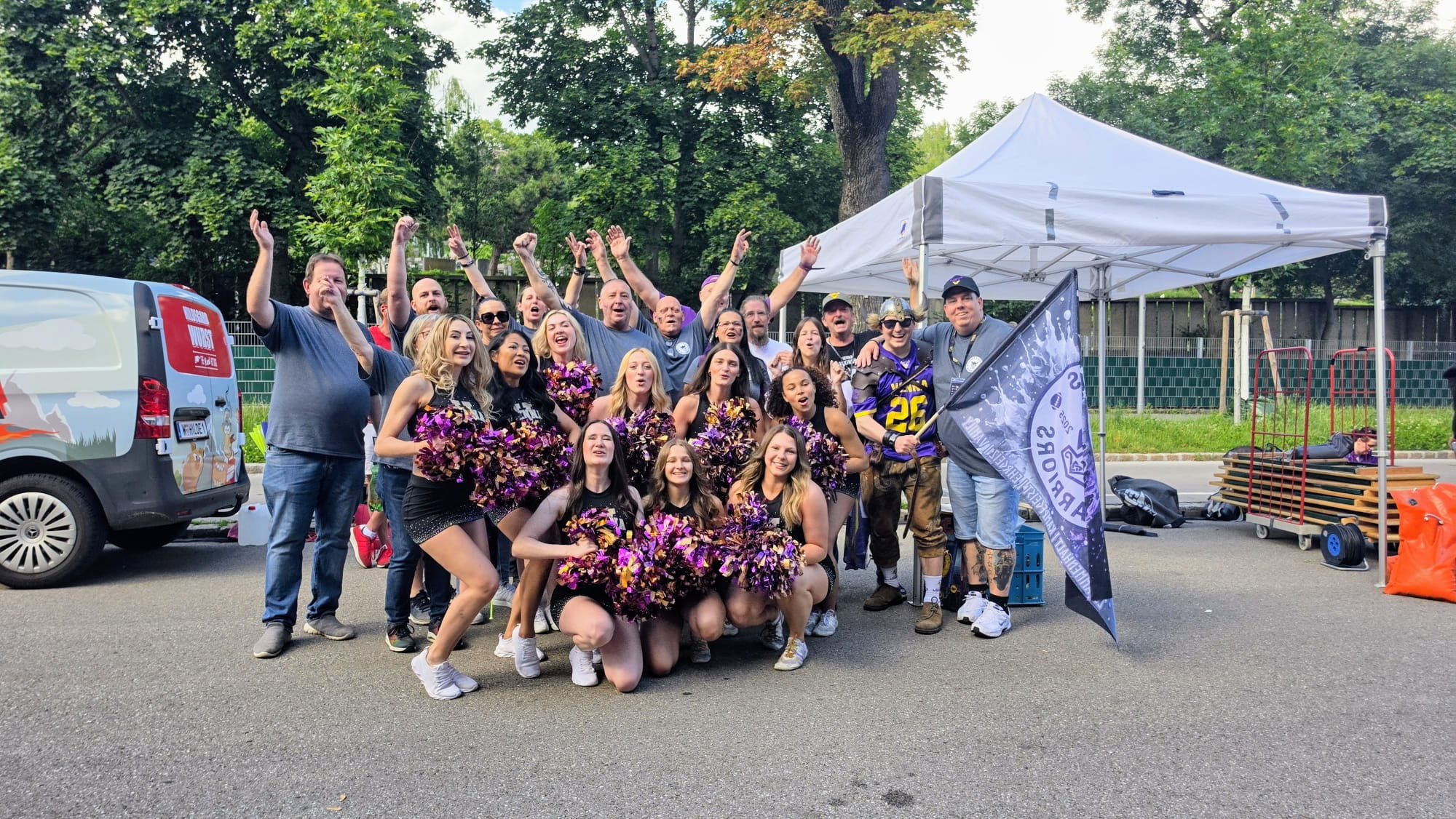 HILF UNSEREM SPIRIT SQUAD INS FINALE! campaign photo, 4 of 8