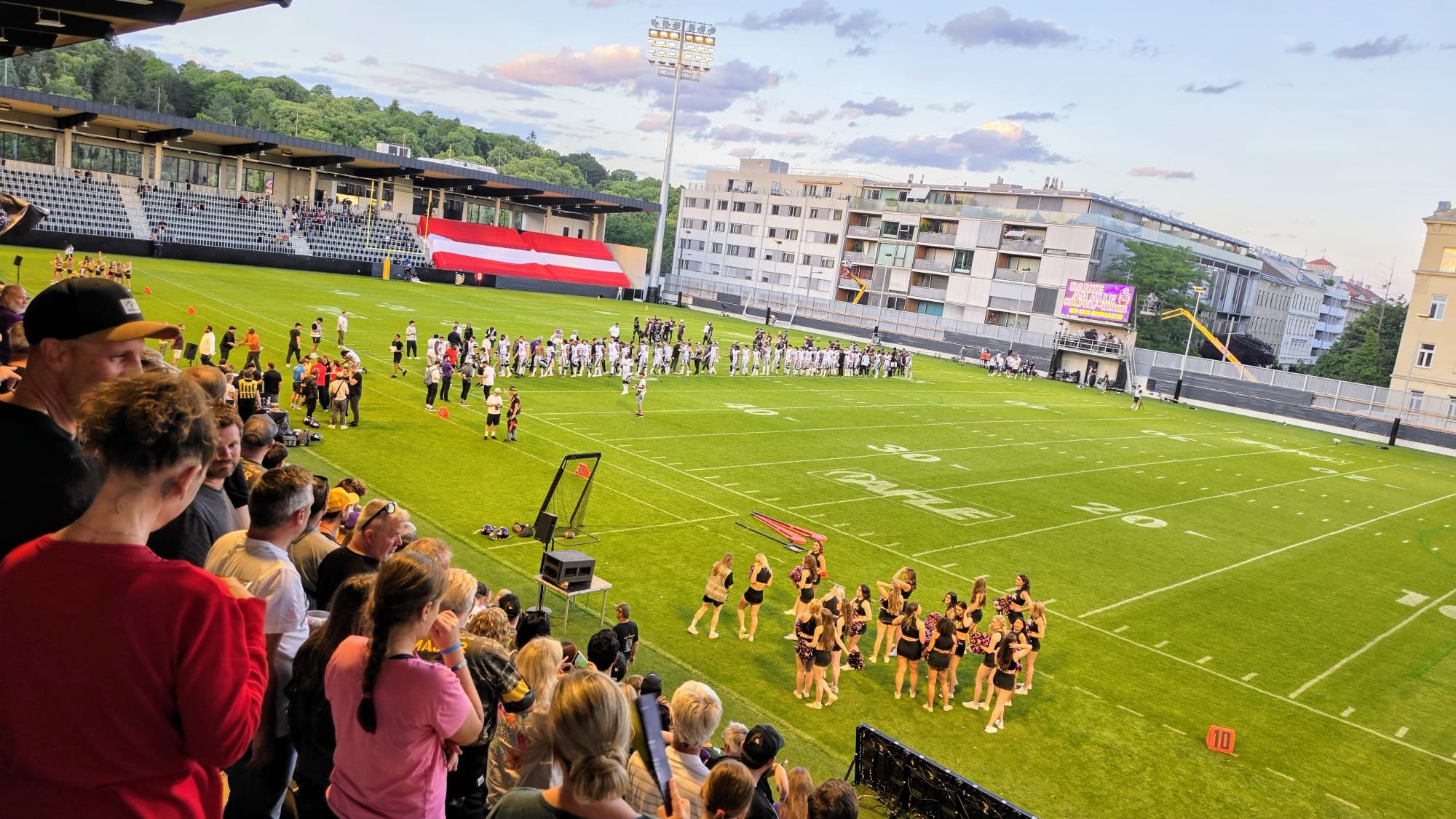 HILF UNSEREM SPIRIT SQUAD INS FINALE! campaign photo, 5 of 8