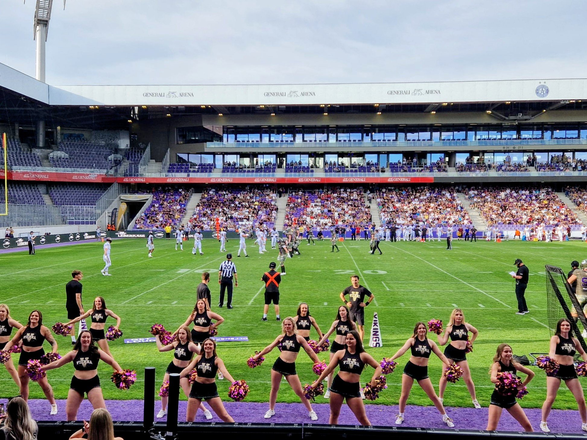 HILF UNSEREM SPIRIT SQUAD INS FINALE! campaign photo, 6 of 8