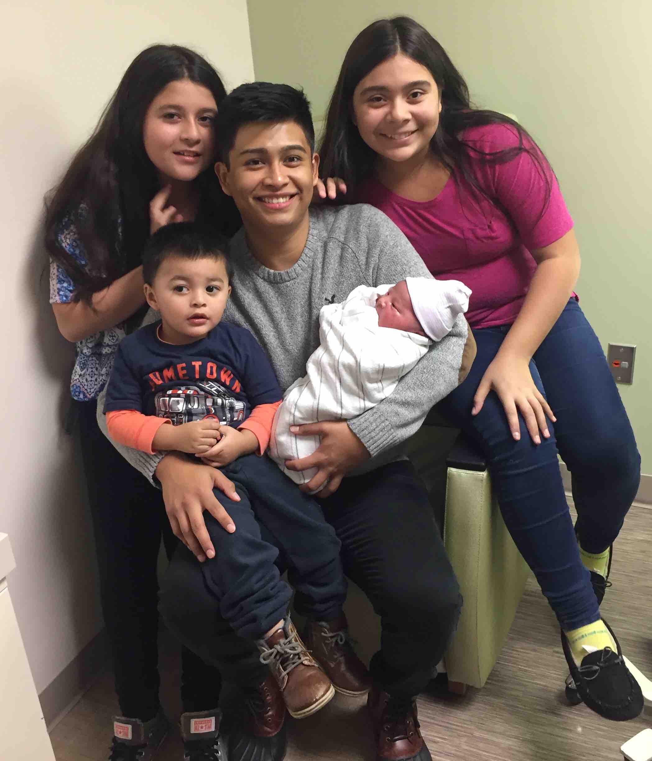 Help Emerson, Queer El Salvador TPS Recipient, Return Safely campaign photo, 7 of 13