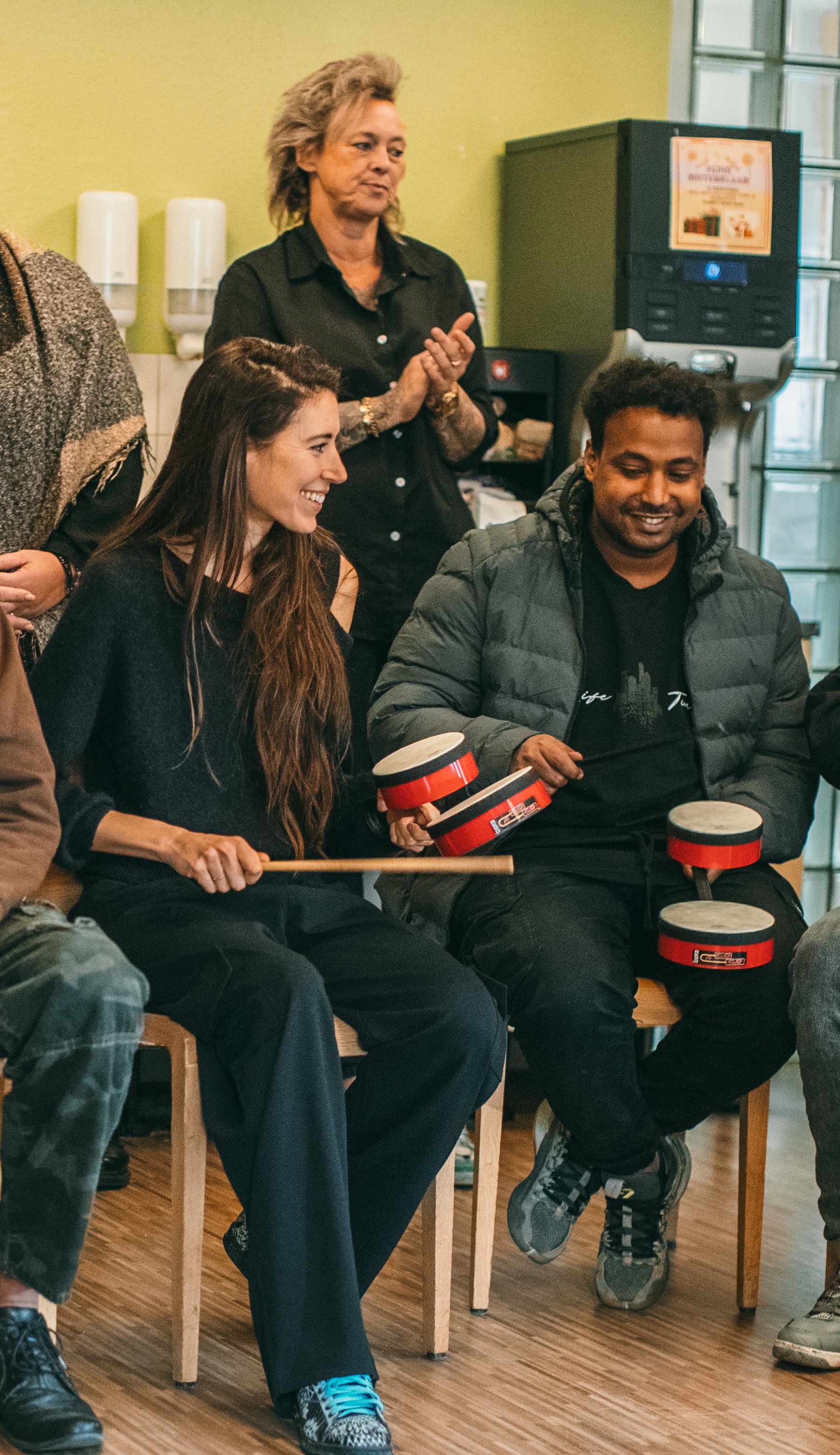 Foto van campagne 'Music for Shelter' Kersthit met dak- en thuisloze mensen, 5 van 6