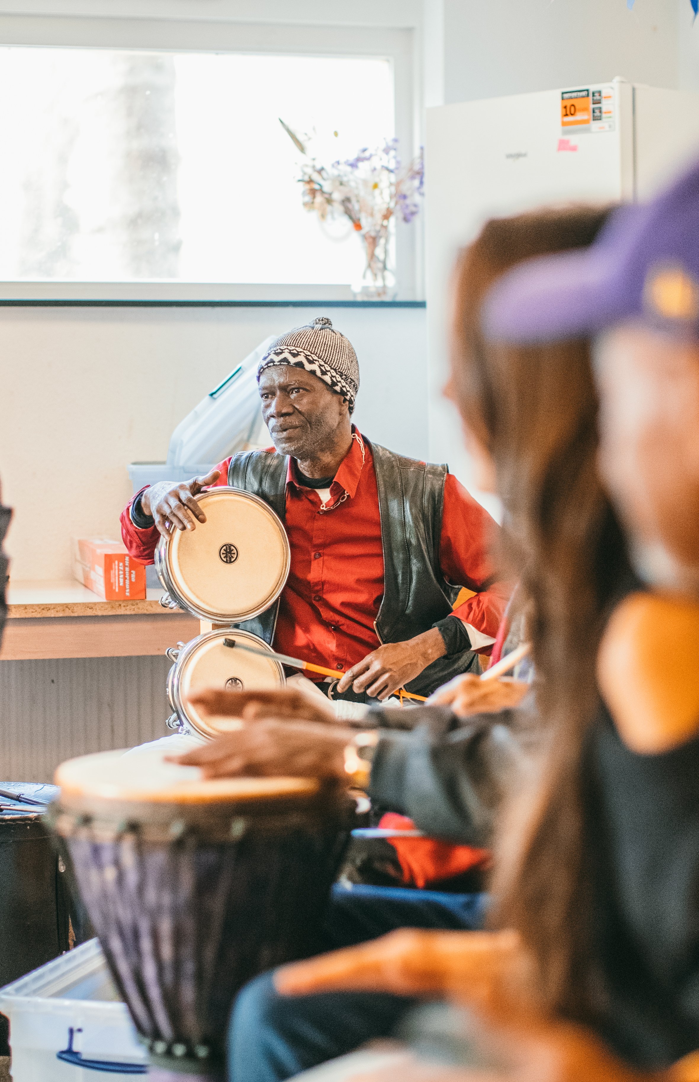 Foto van campagne 'Music for Shelter' Kersthit met dak- en thuisloze mensen, 2 van 6