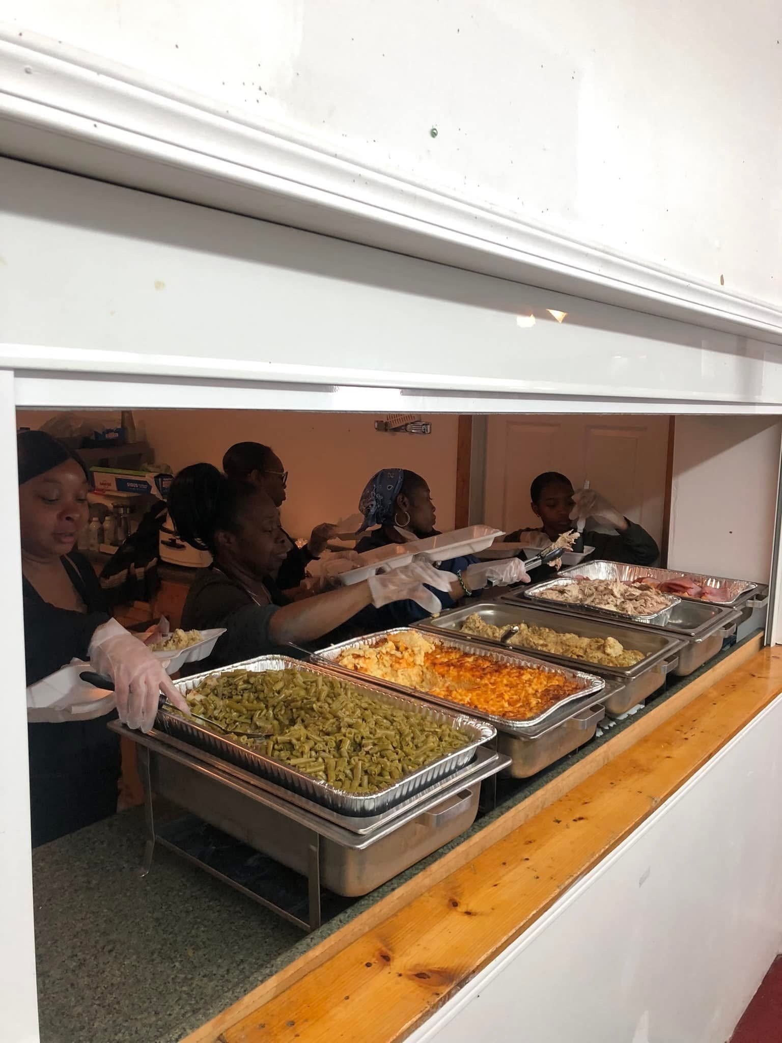 Foto van campagne Keep Morelight's Community Thanksgiving Meal Going, 4 van 7