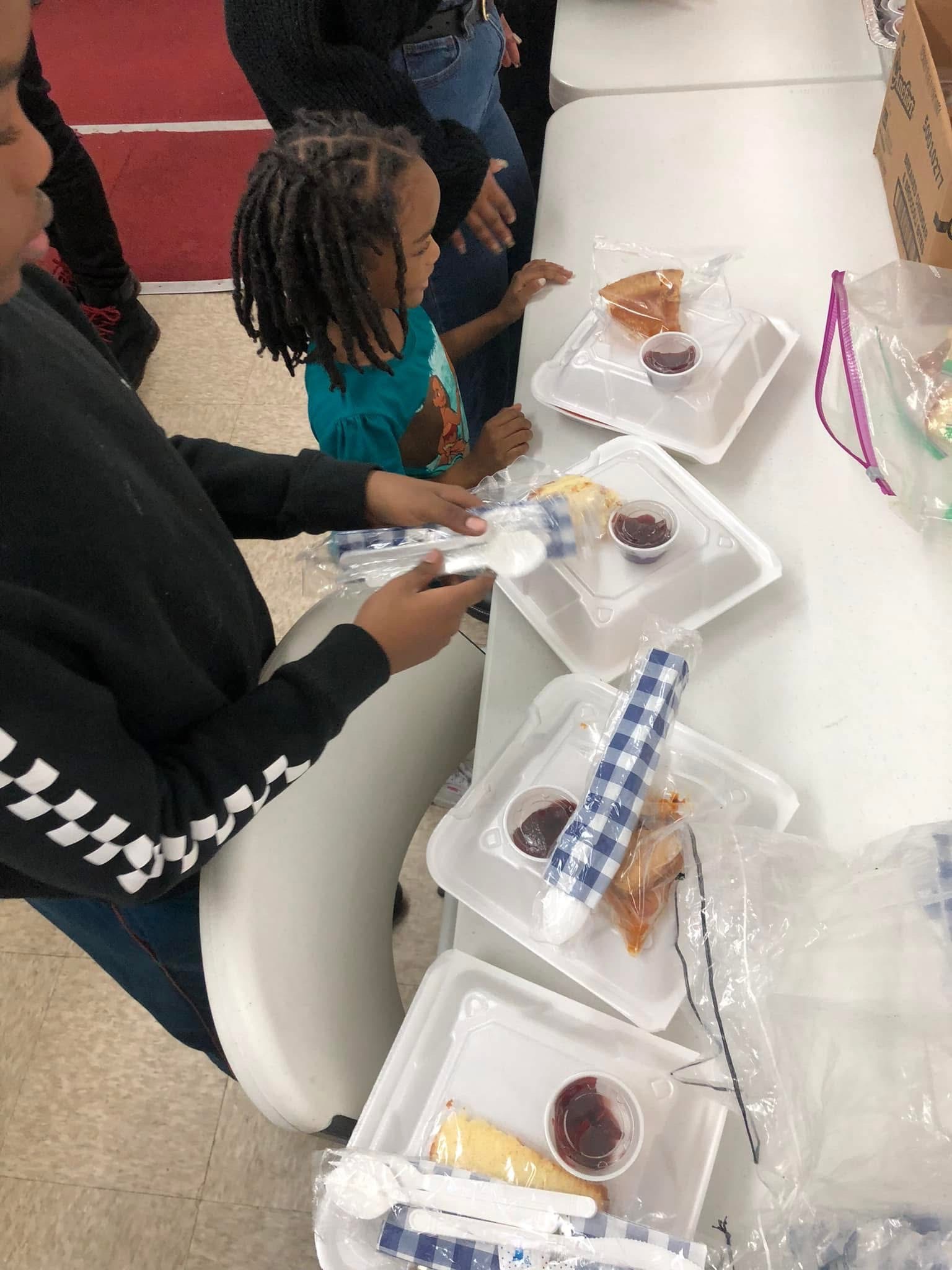 Foto van campagne Keep Morelight's Community Thanksgiving Meal Going, 5 van 7