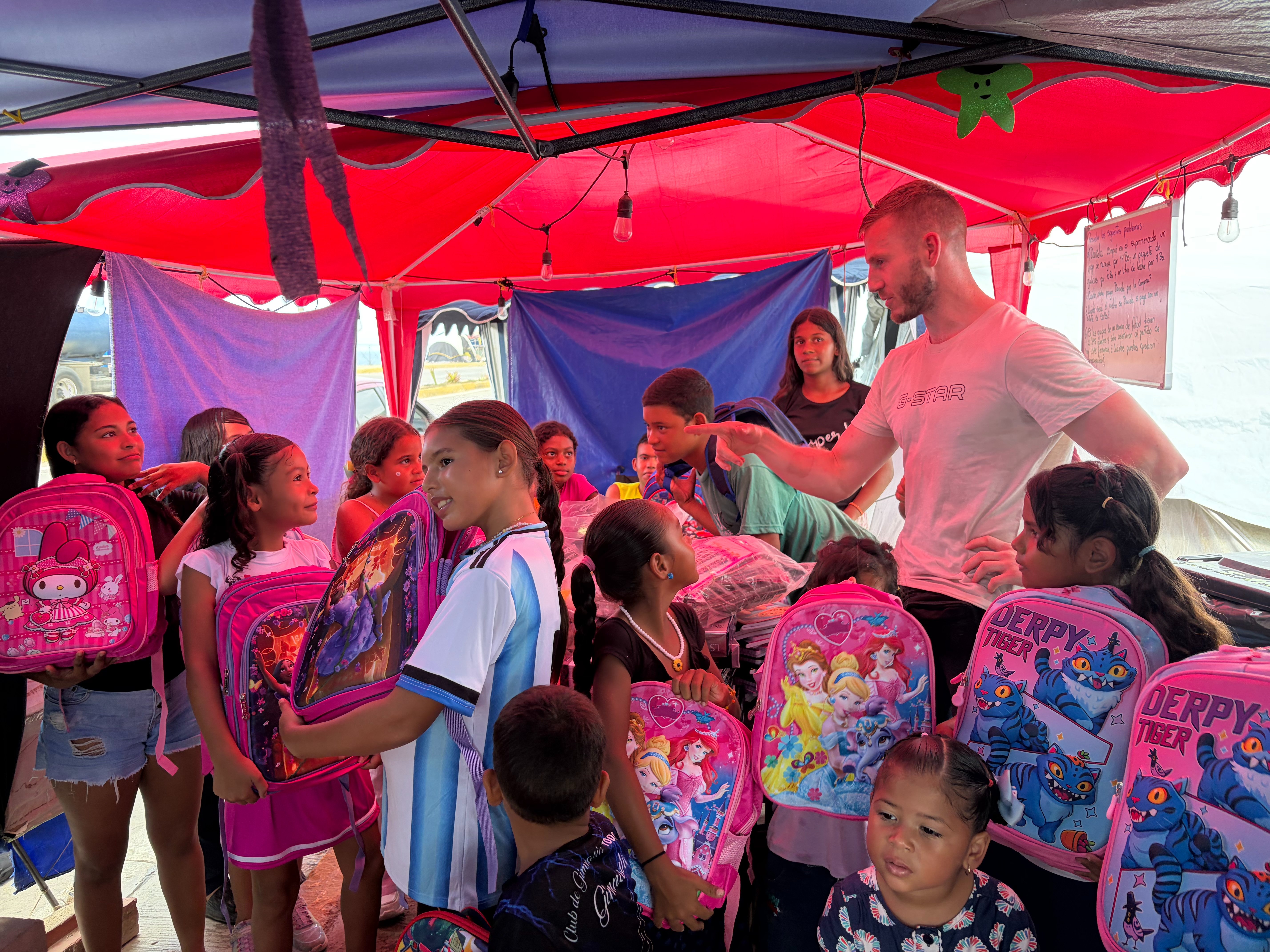 Help 400 Venezuelan Earthquake Children Have a Christmas campaign photo, 2 of 8