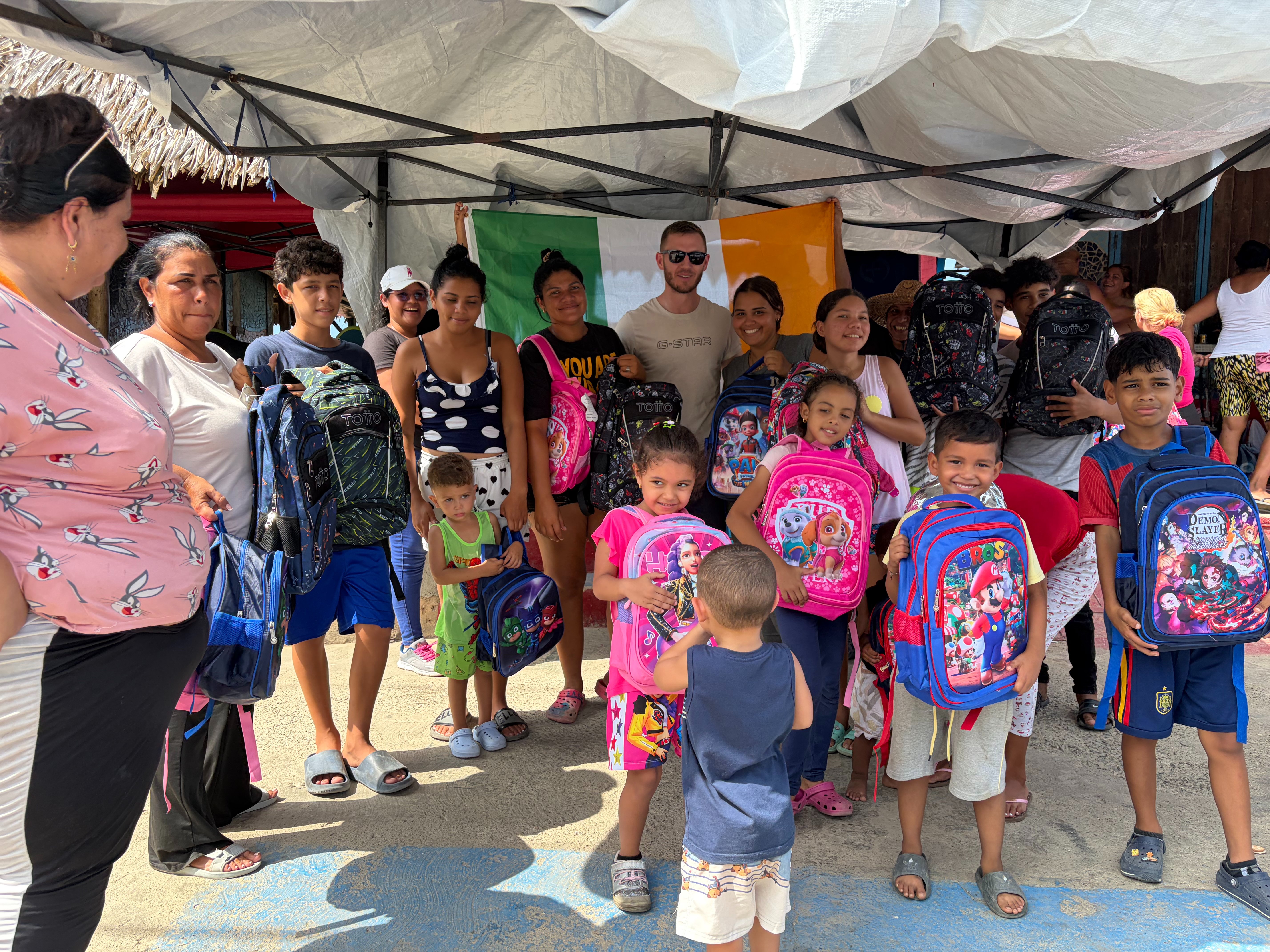 Help 400 Venezuelan Earthquake Children Have a Christmas campaign photo, 5 of 8