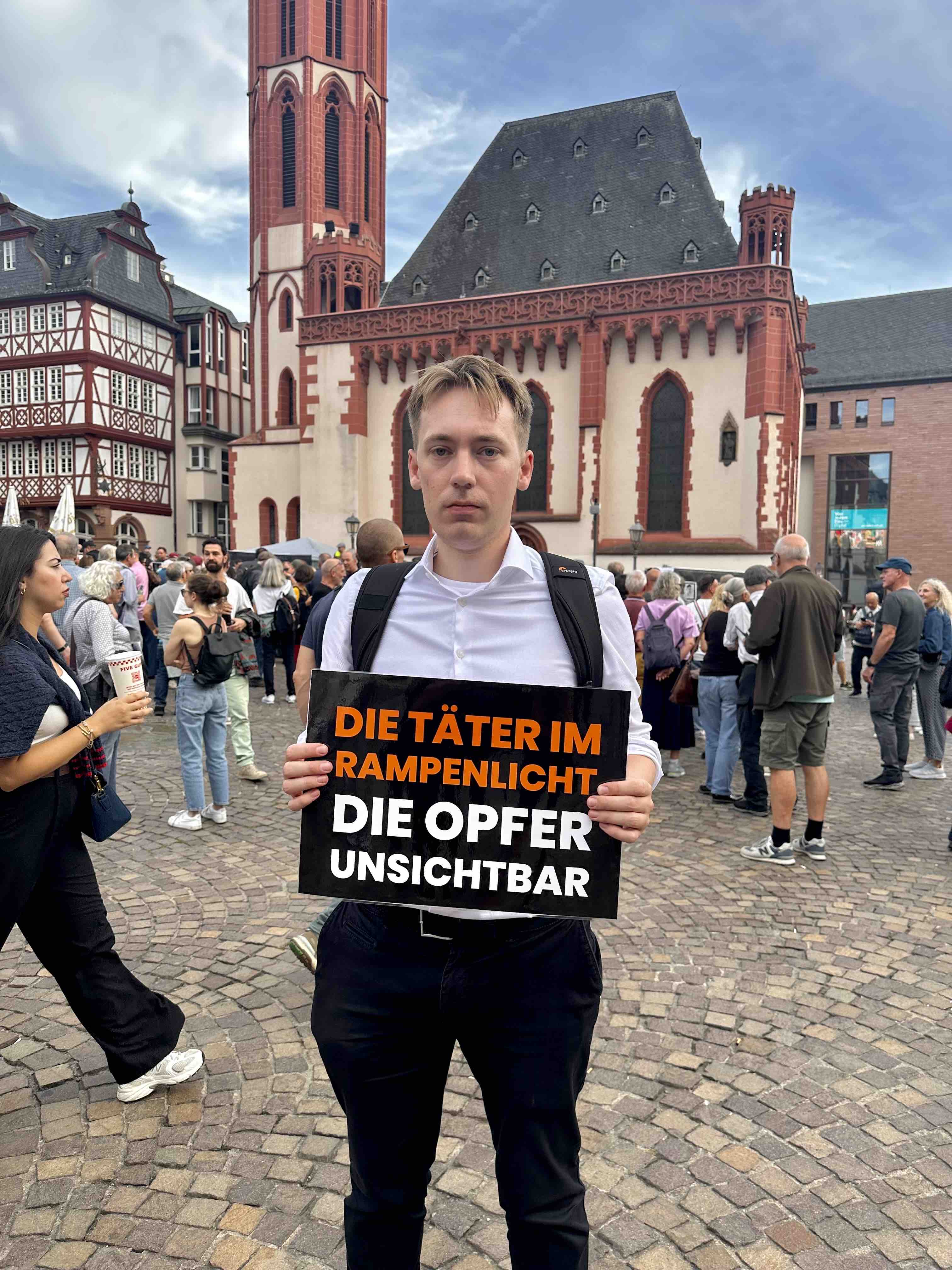 Sie wollen mich zum Schweigen bringen! campaign photo, 2 of 3