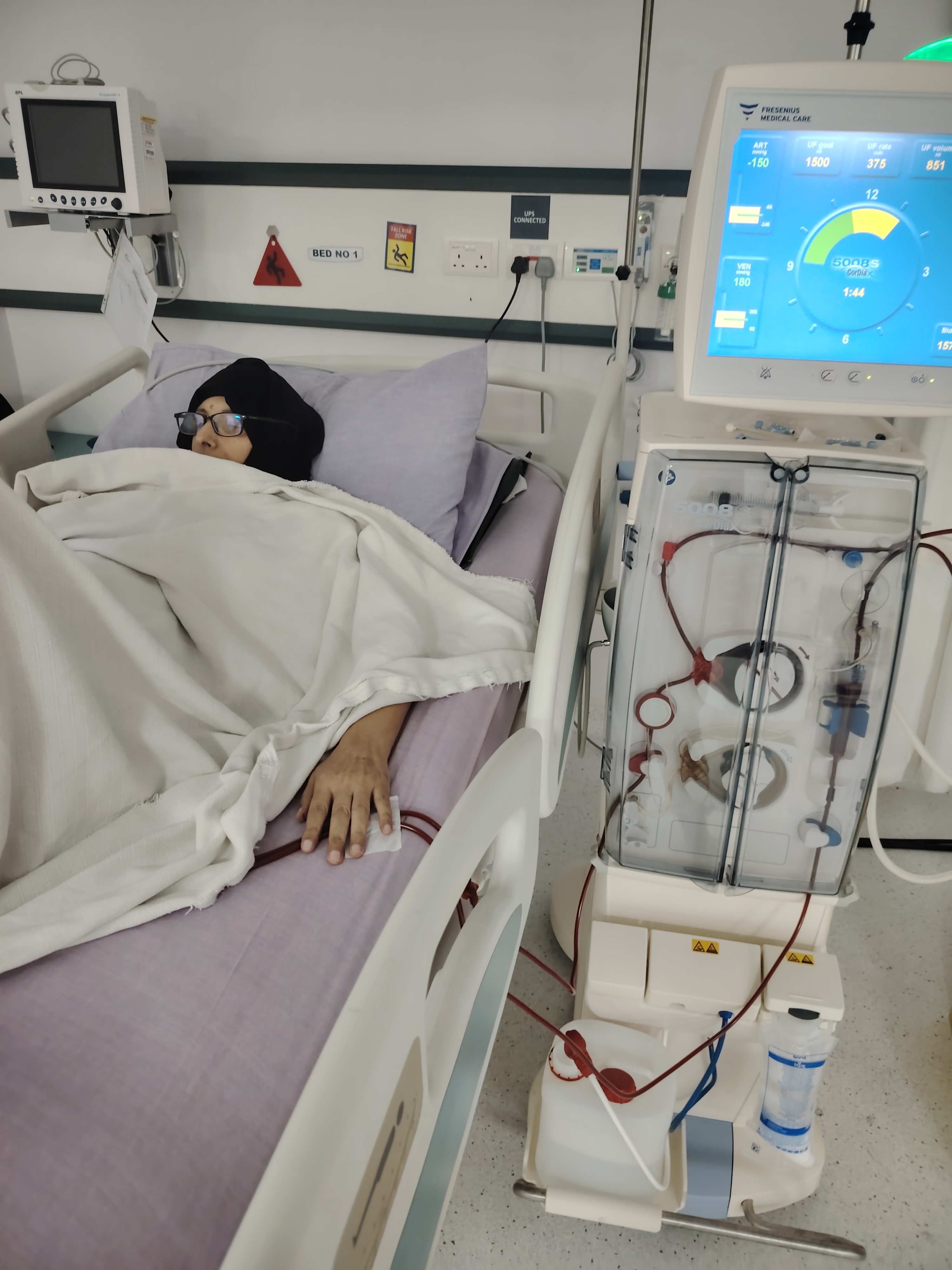 A Mother from Gaza Needs Your Help to Continue Dialysis campaign photo, 6 of 8