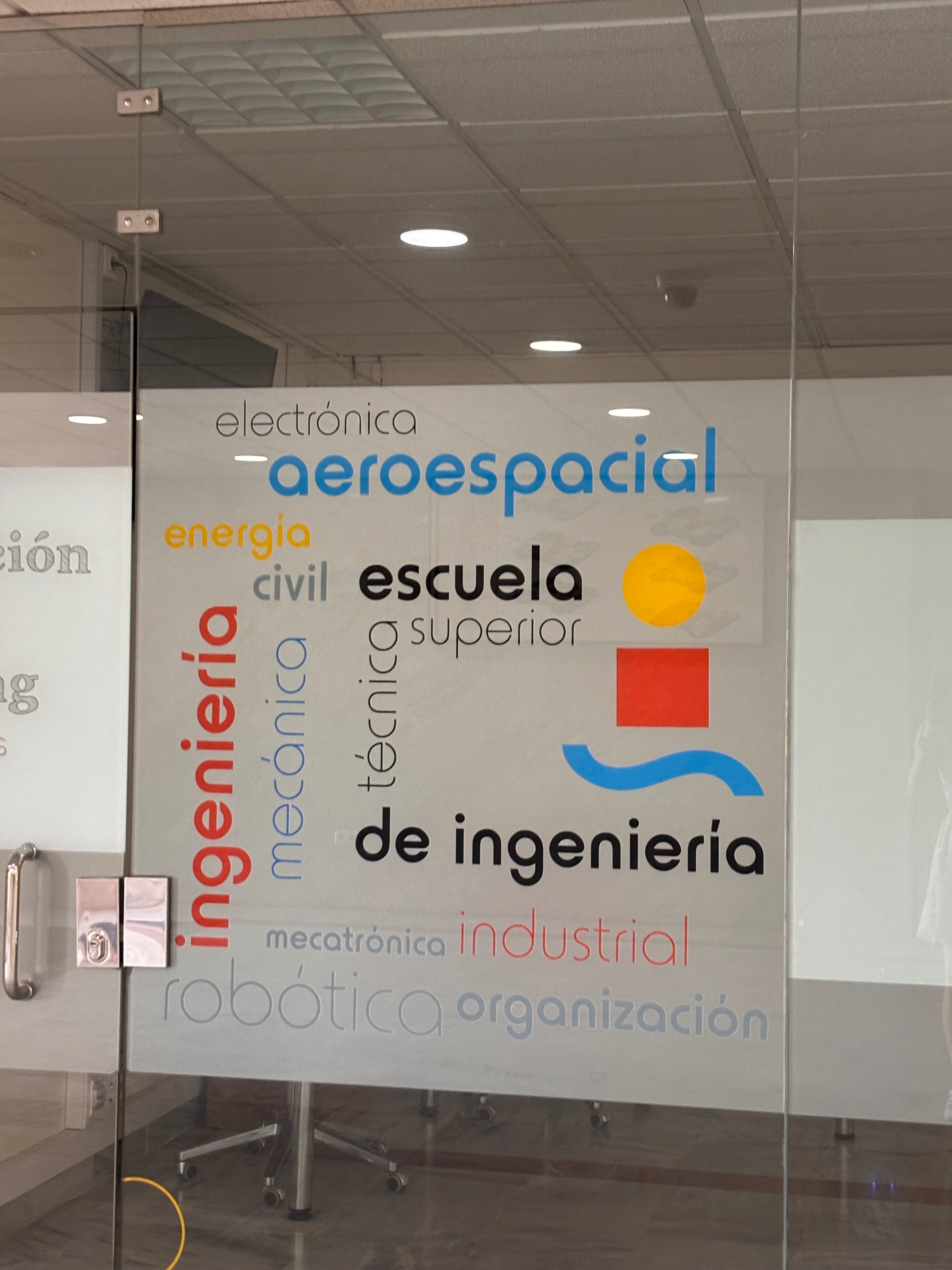 Foto de la campaña Matrícula Aeroespacial intentando aliviar a mis padres, 2 de 6