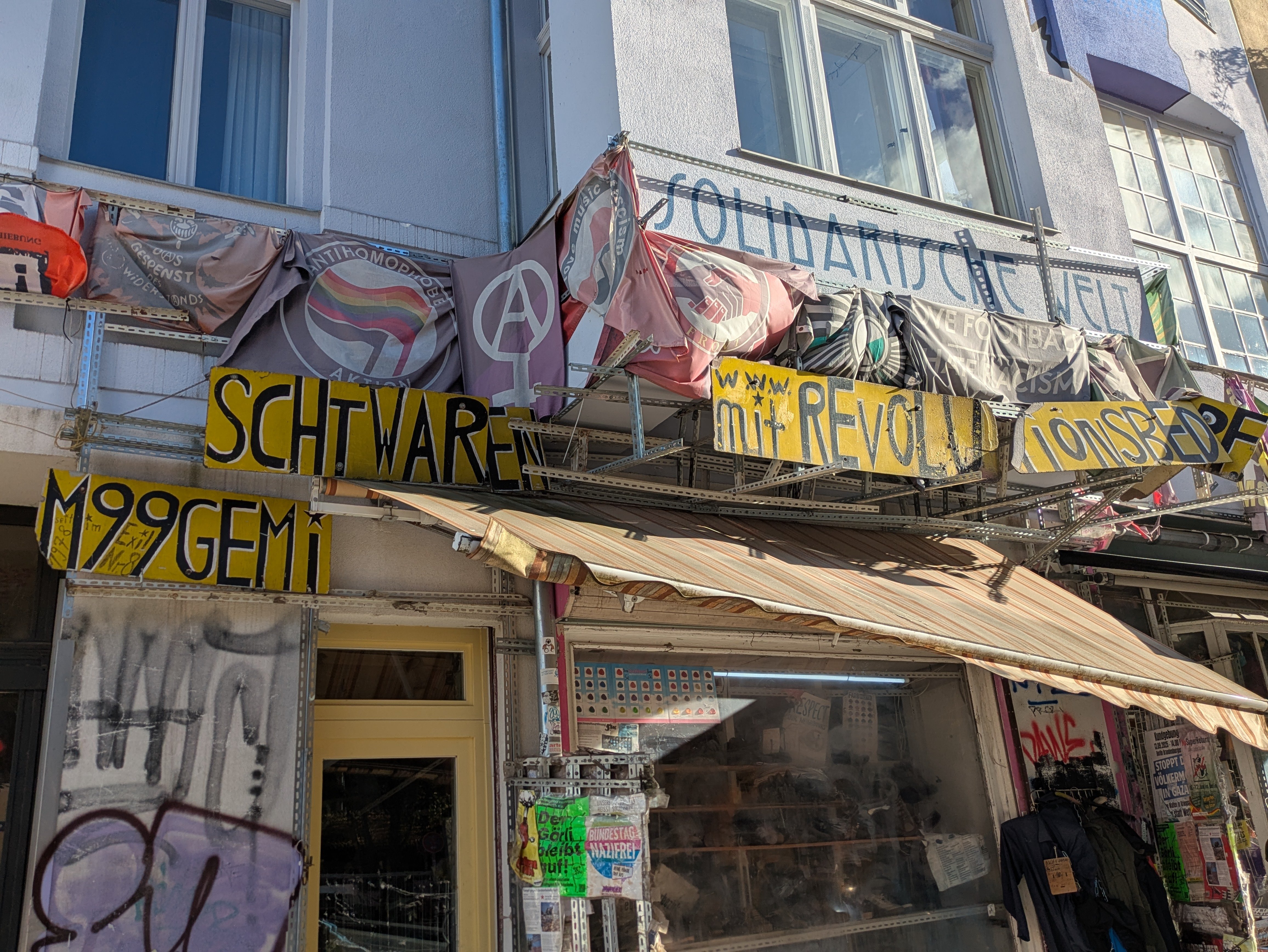 M99-Laden in Kreuzberg: Unterstützung gegen Angriffe campaign photo, 2 of 5