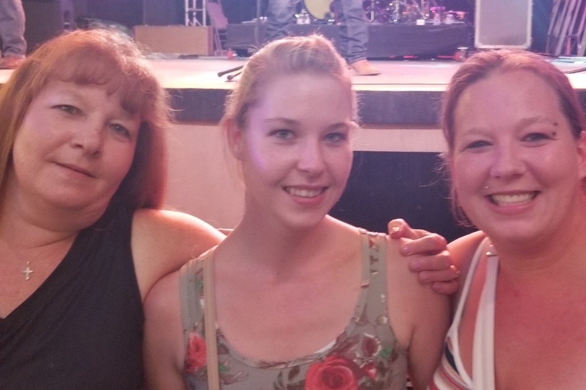 Help Julie Newsum-Hoyum fight her stage 4 cancer photo