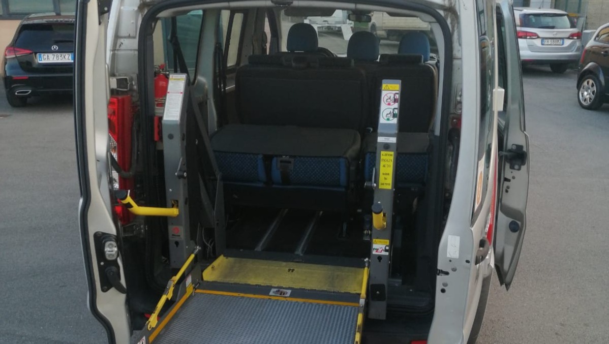 Segnaletica Stradale In Un'area Riservata Ai Disabili Immagine Stock - Immagine Di - Foto 12