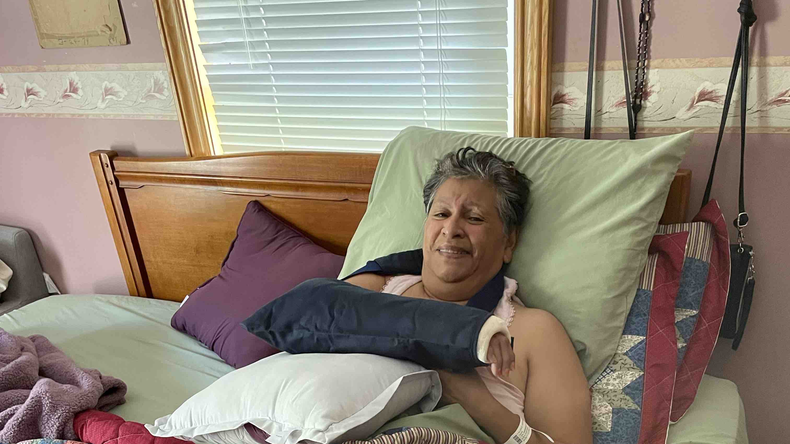 Help Gloria with medical and living expenses photo