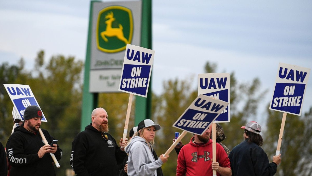 Support 10,000 John Deere workers on strike! photo