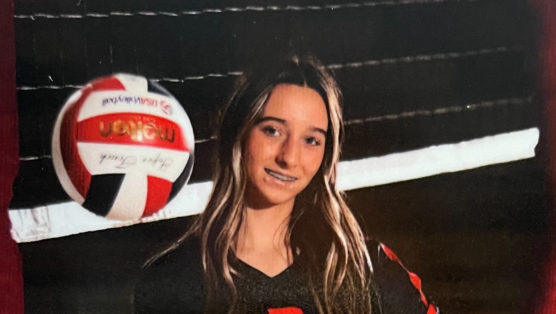 Help Tilda Play Volleyball photo
