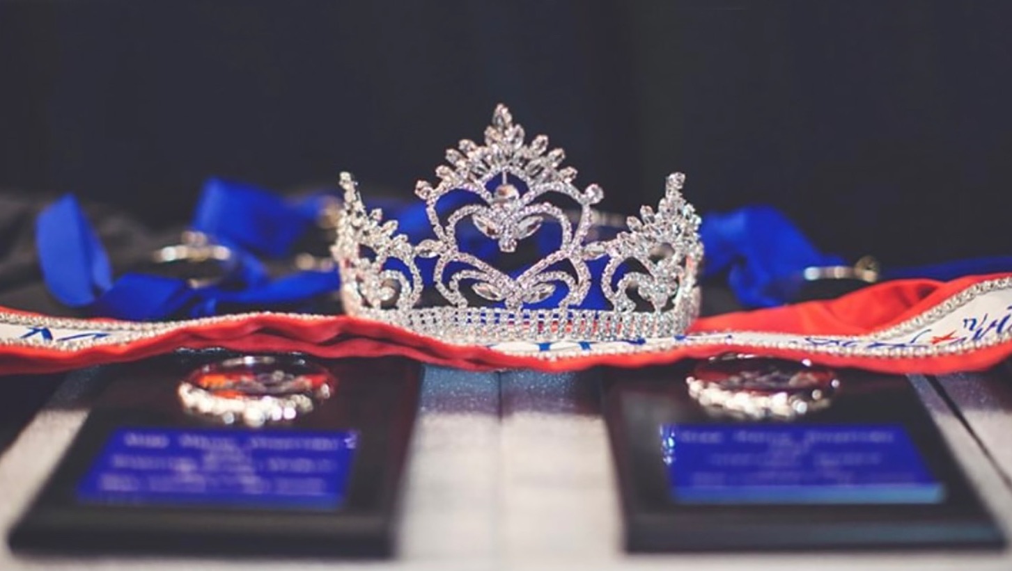 Mrs. Maine America Miss Maine Fabulous Face Award photo