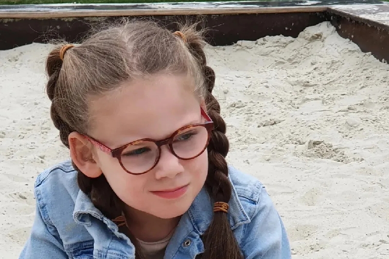 Help lieve Lilly aan een rolstoelbus photo