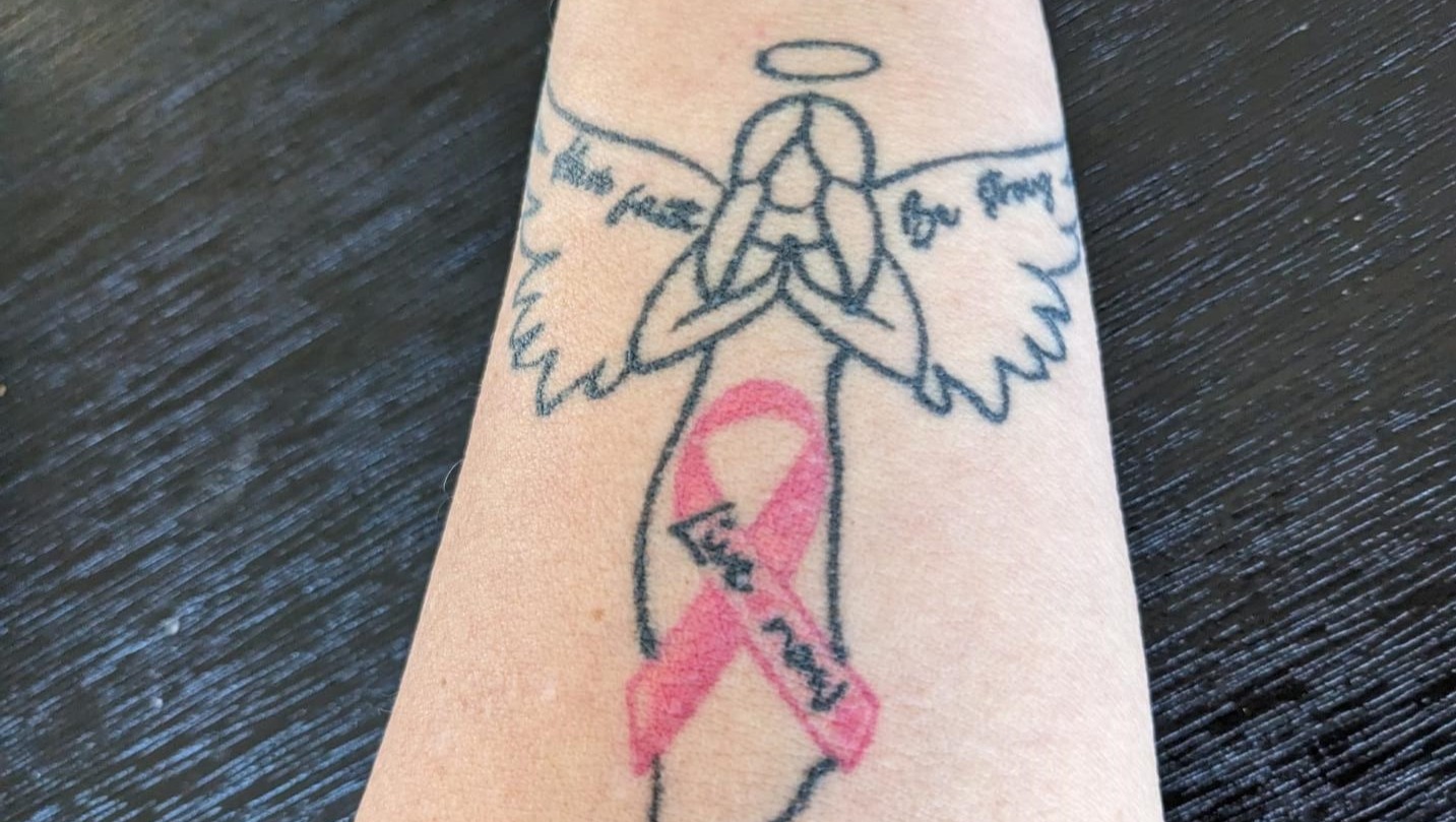 Tatuajes de cinta naranja para concienciación sobre el cáncer, image size:1433x809