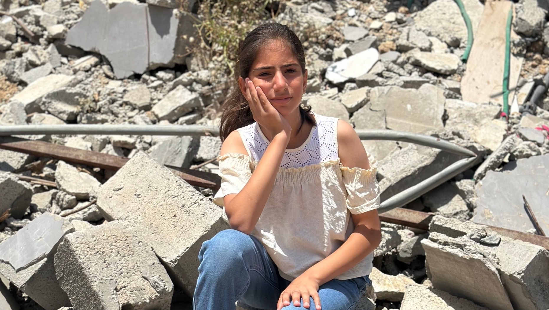 Help jood and her family photo