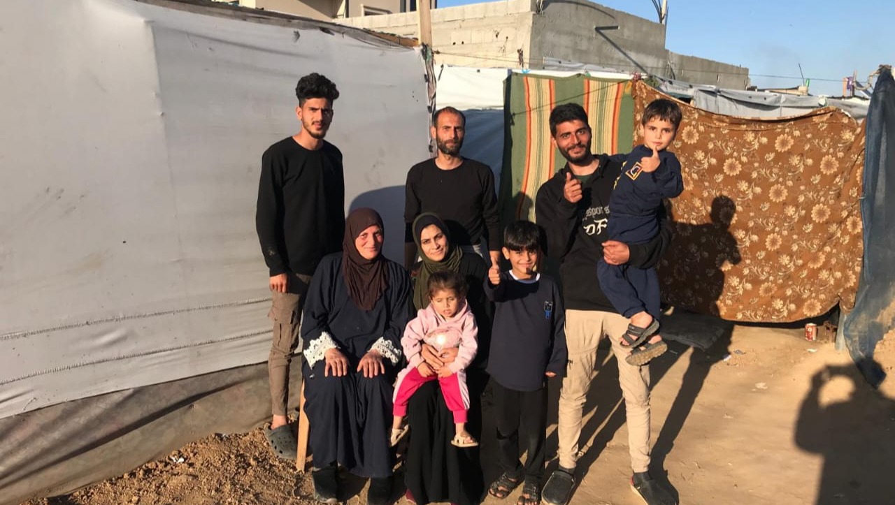 Help Aya's family to survive back the war in Gaza photo